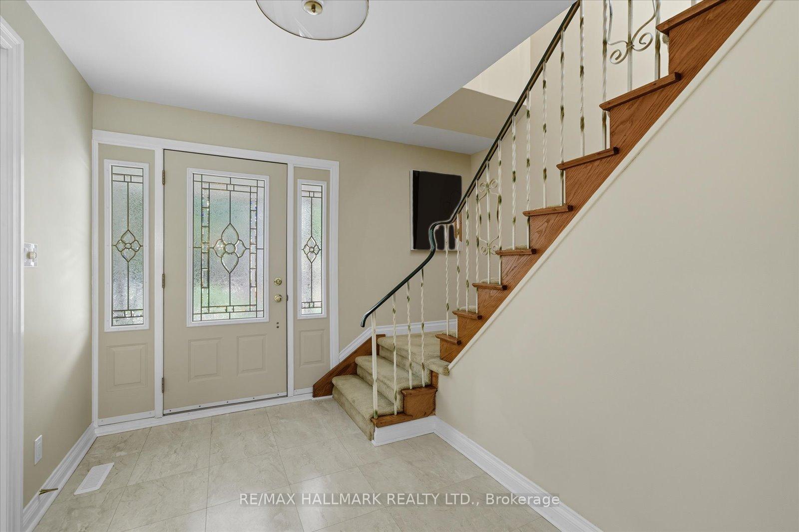 Photo 3 of 28 Christman Court, Markham, Markham Village — HOMEH