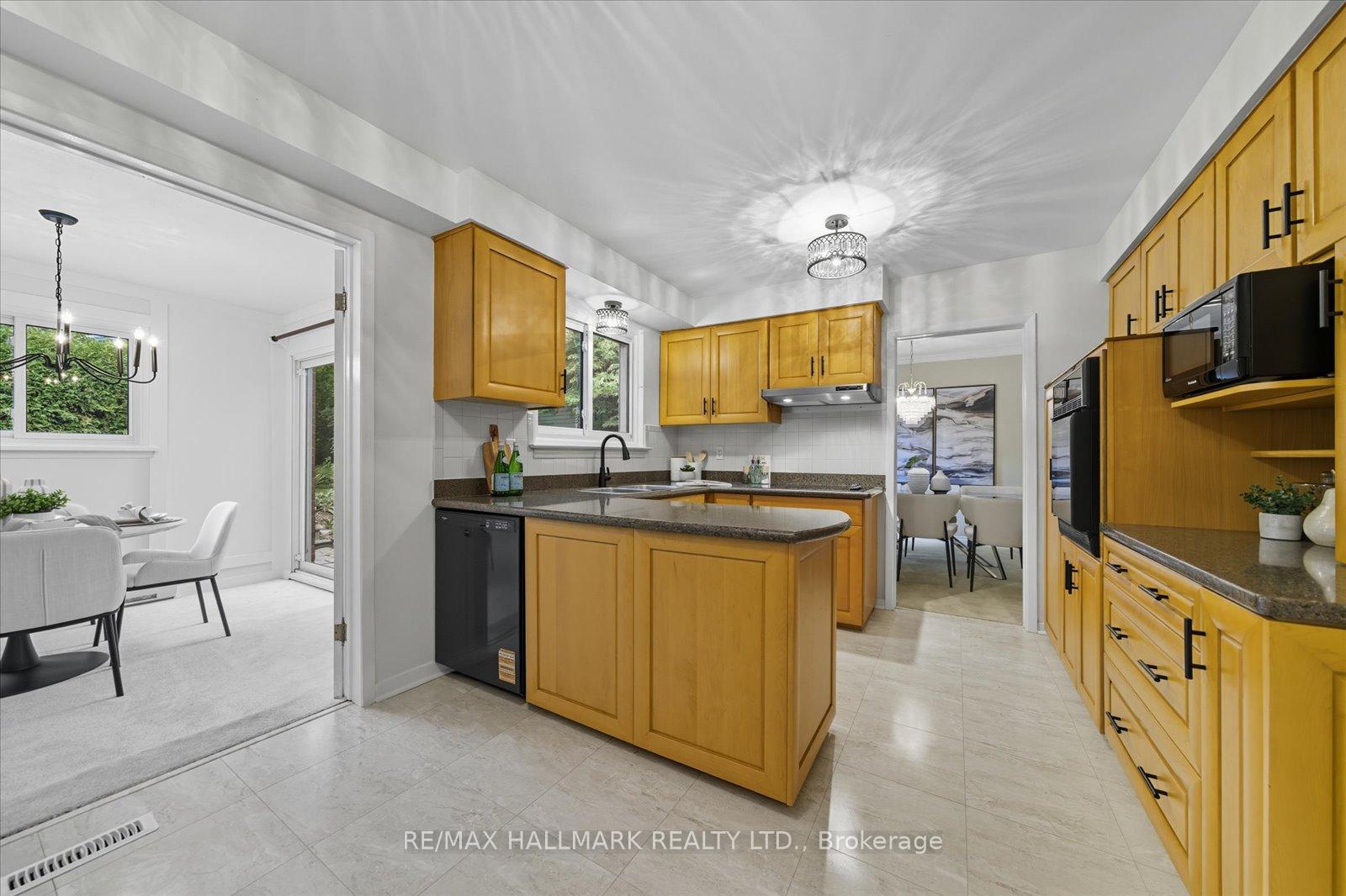 Photo 10 of 28 Christman Court, Markham, Markham Village — HOMEH