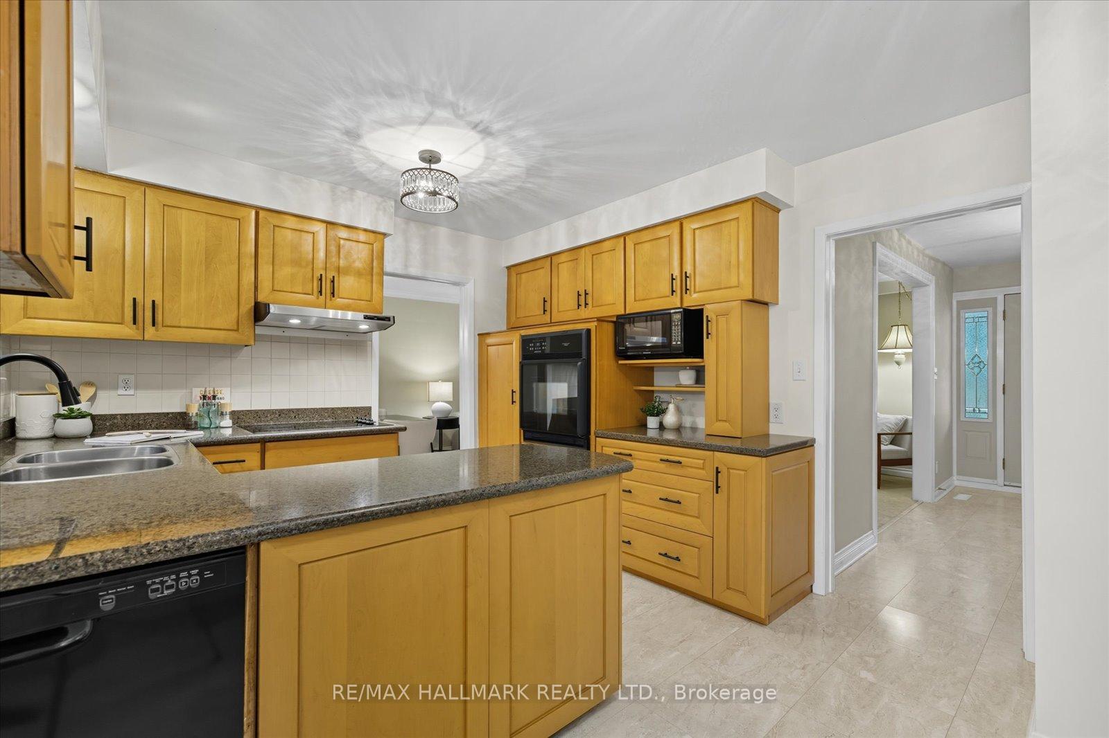Photo 11 of 28 Christman Court, Markham, Markham Village — HOMEH