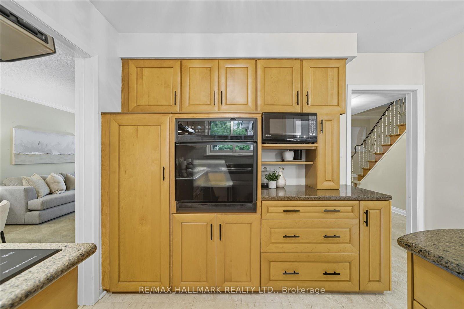 Photo 12 of 28 Christman Court, Markham, Markham Village — HOMEH