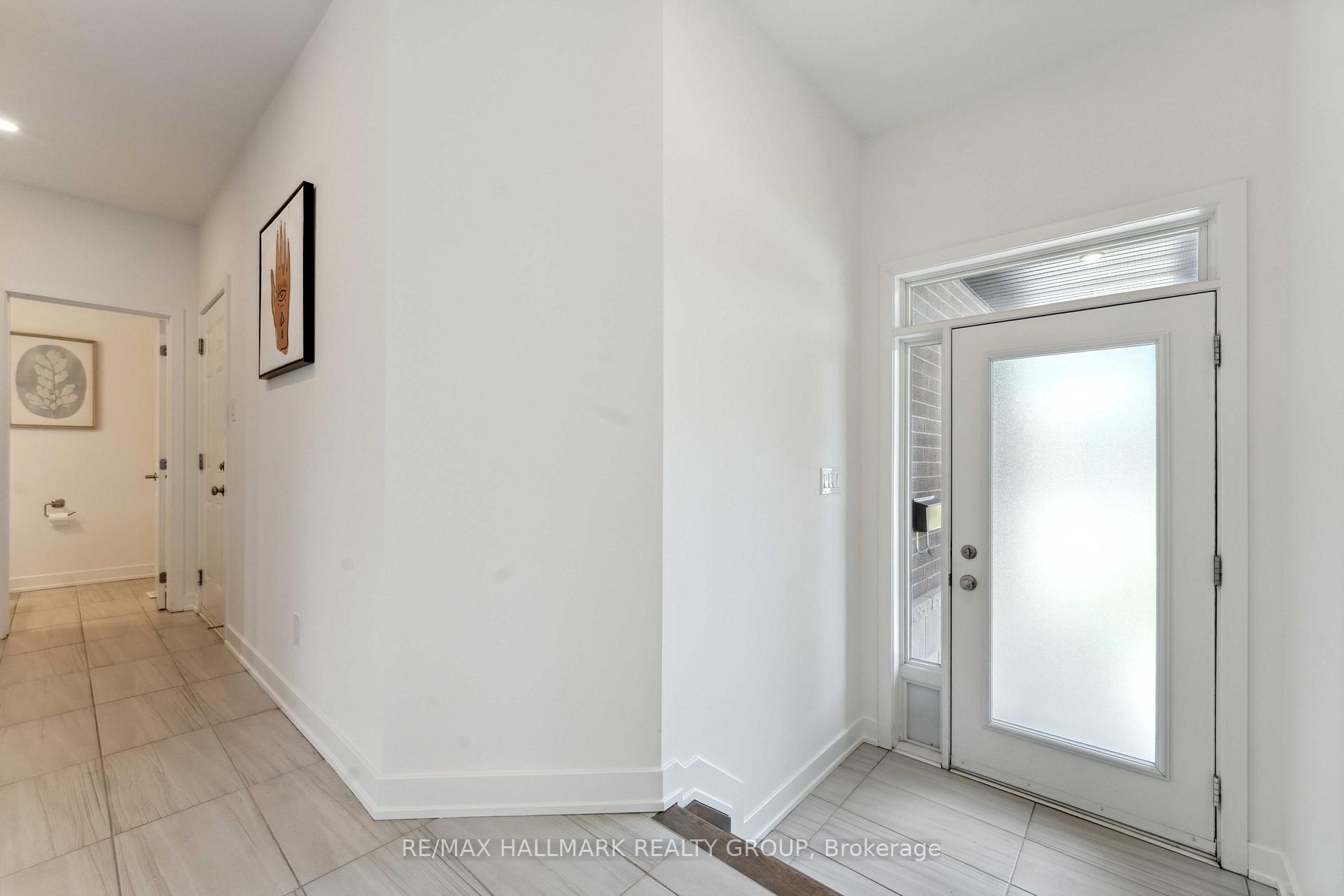 Photo 3 of 20 Mendoza Way, Ottawa, Kanata - Emerald Meadows/Trailwest — HOMEH