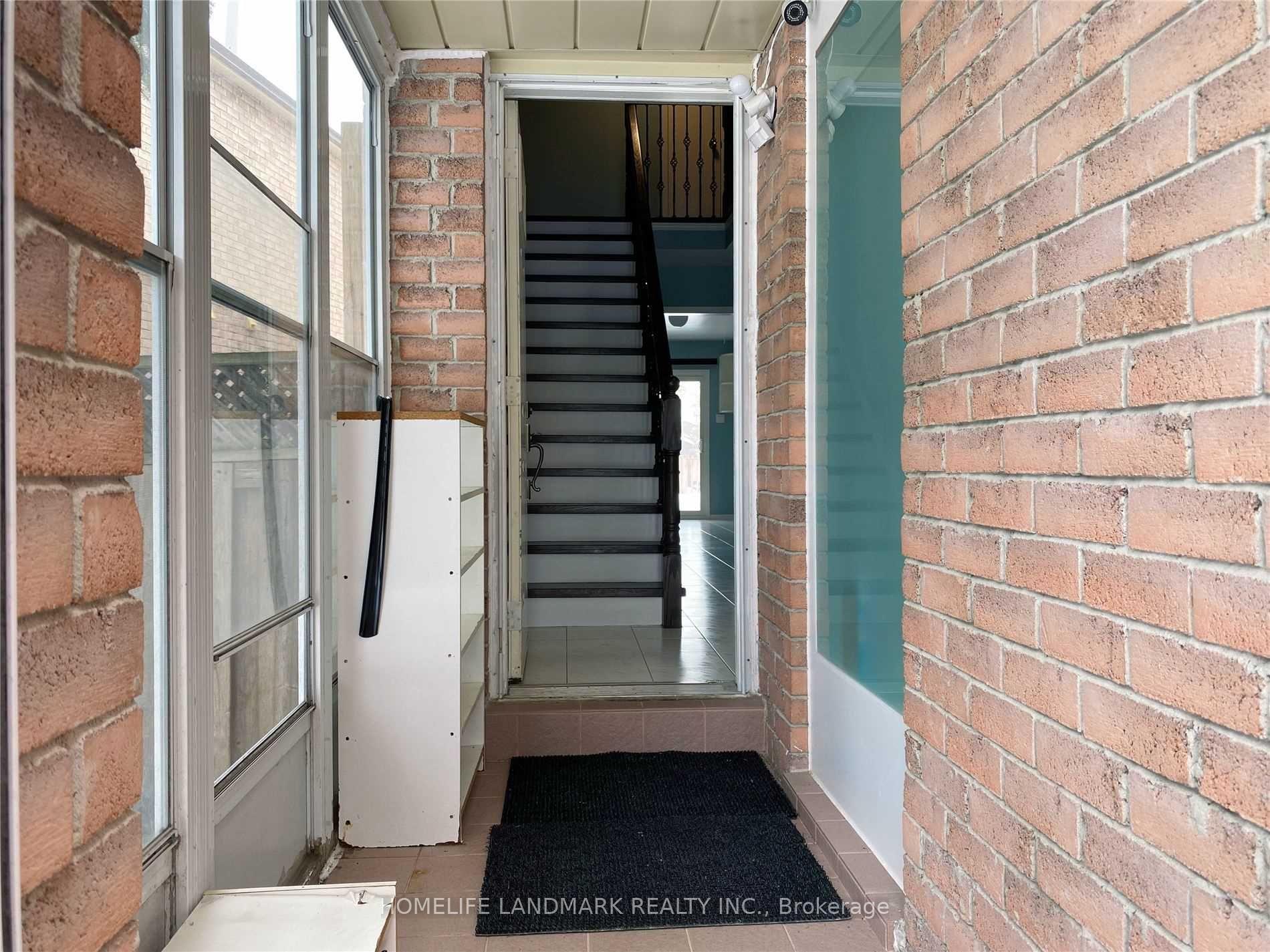 Photo 2 of 29 Timbers Circle, Markham, Milliken Mills East — HOMEH