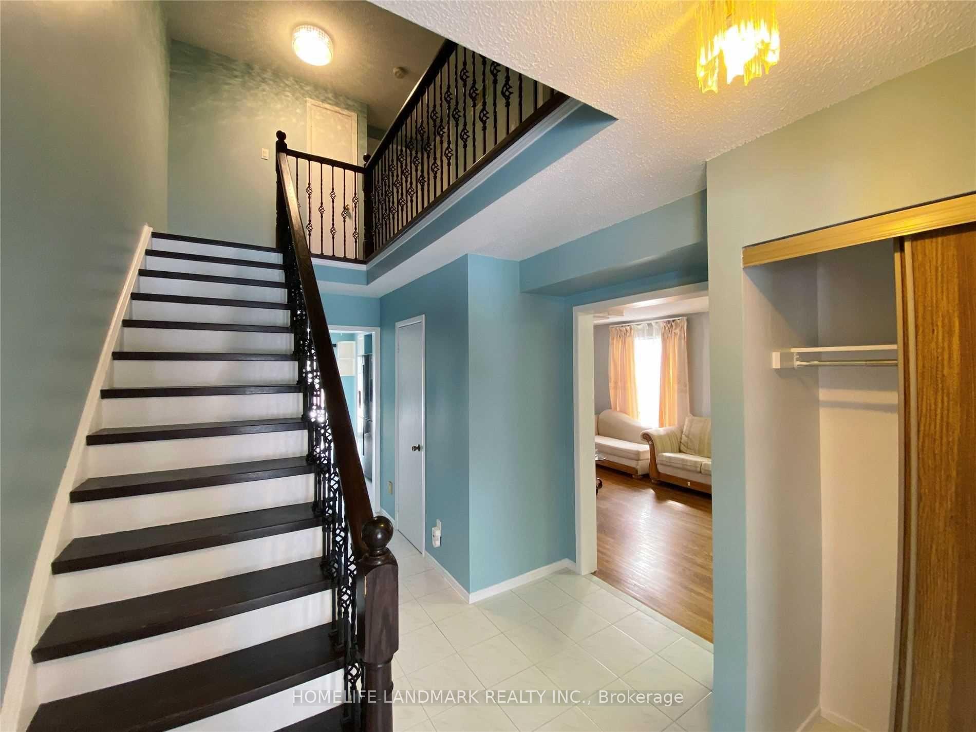 Photo 3 of 29 Timbers Circle, Markham, Milliken Mills East — HOMEH