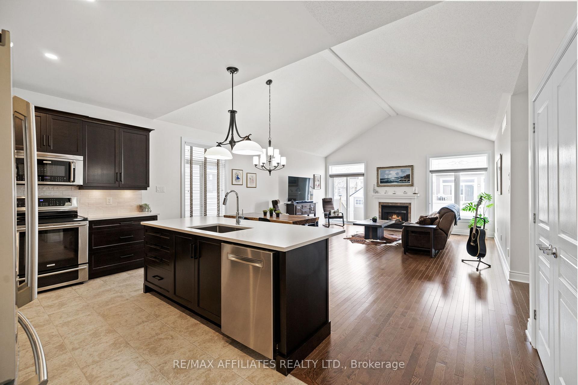 Photo 5 of 102 Elfin Grove, Ottawa, Kanata - Emerald Meadows/Trailwest — HOMEH