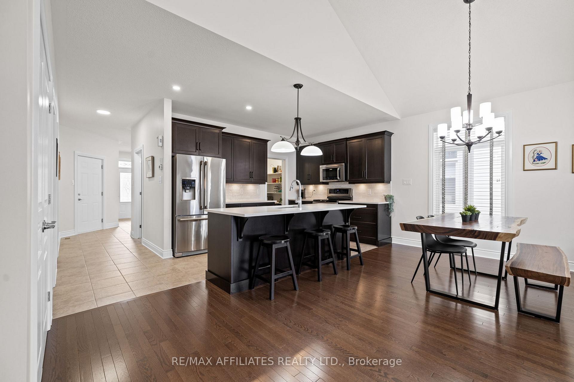 Photo 6 of 102 Elfin Grove, Ottawa, Kanata - Emerald Meadows/Trailwest — HOMEH