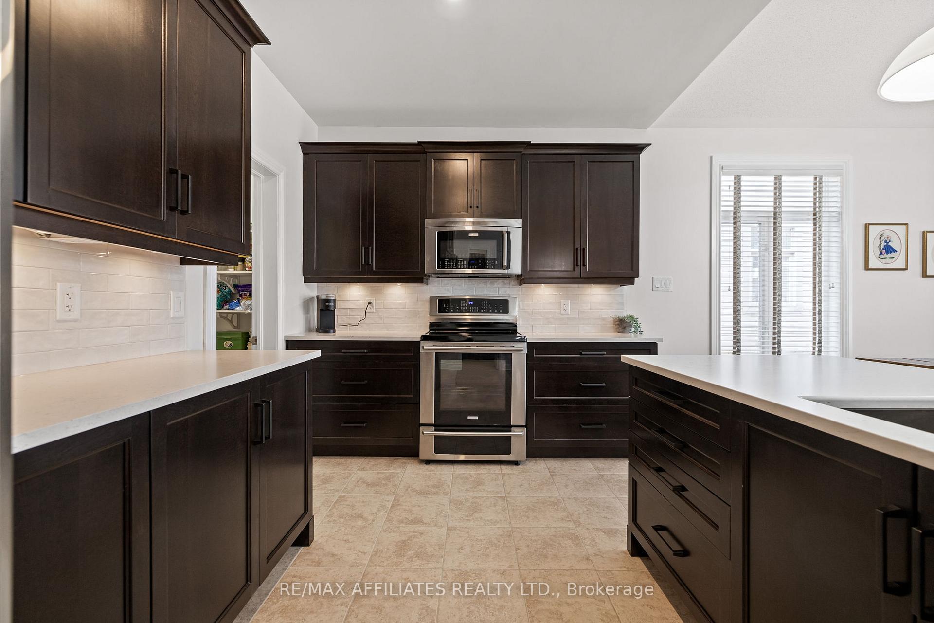 Photo 7 of 102 Elfin Grove, Ottawa, Kanata - Emerald Meadows/Trailwest — HOMEH
