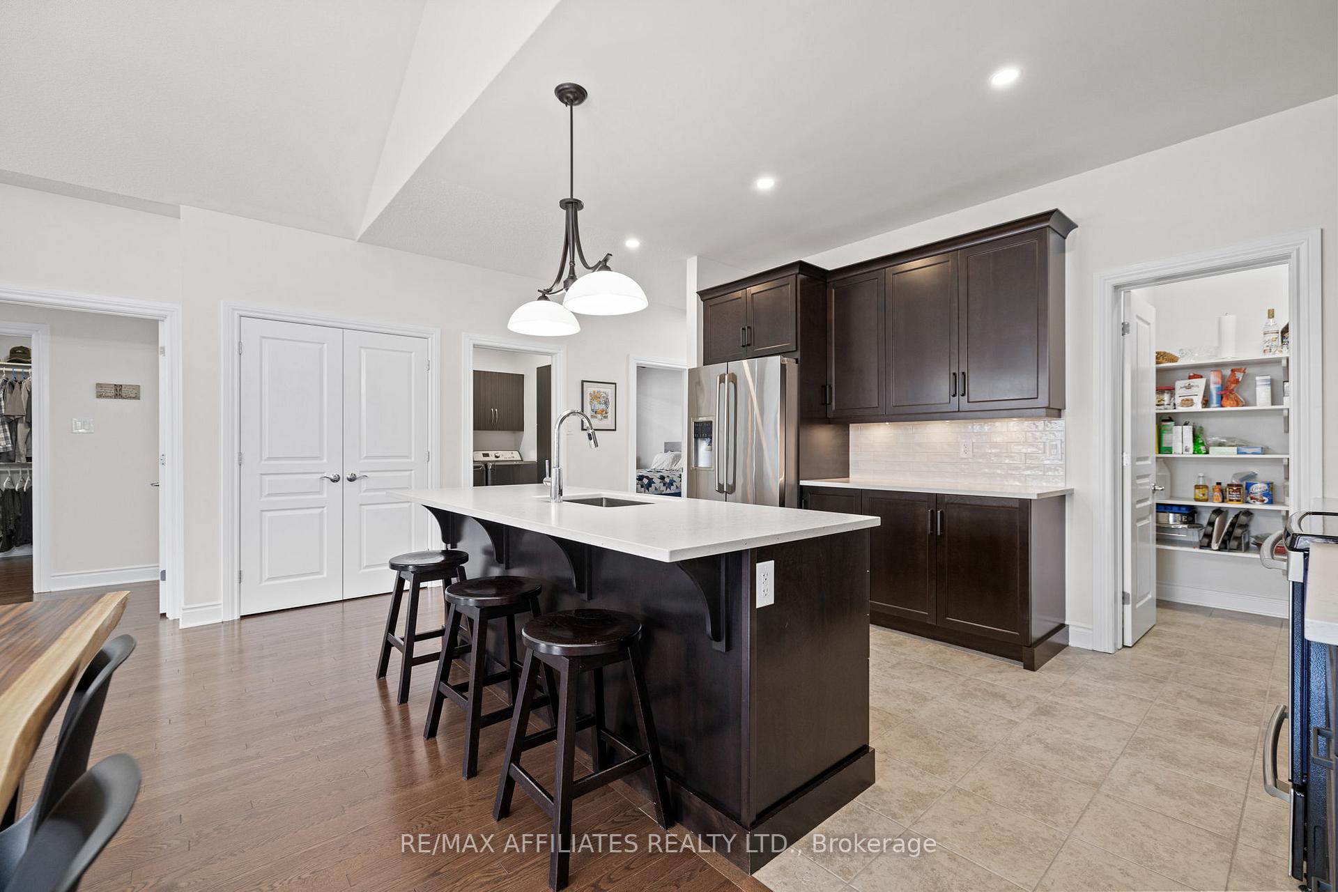 Photo 8 of 102 Elfin Grove, Ottawa, Kanata - Emerald Meadows/Trailwest — HOMEH