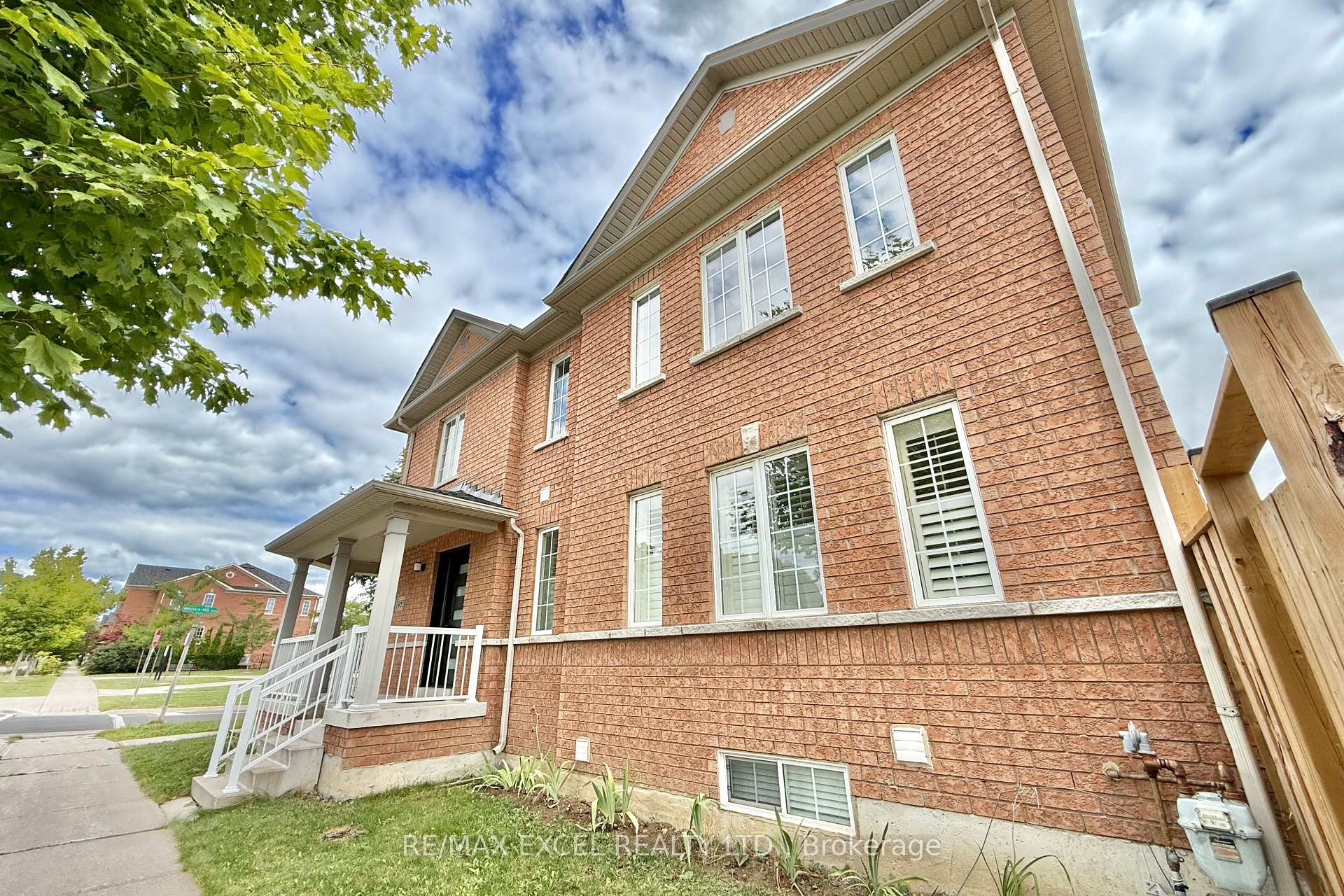 Photo 4 of 455 White's Hill Avenue, Markham, Cornell — HOMEH