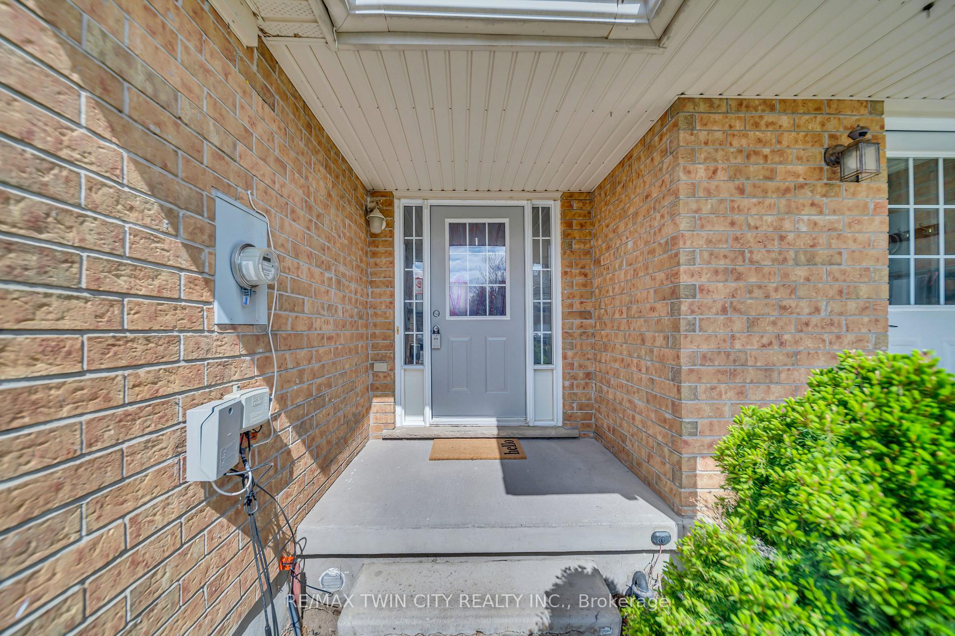 Photo 2 of 124 Donnenwerth Drive, Kitchener — HOMEH