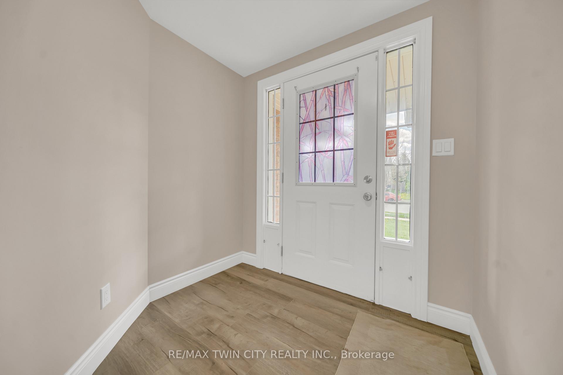 Photo 3 of 124 Donnenwerth Drive, Kitchener — HOMEH