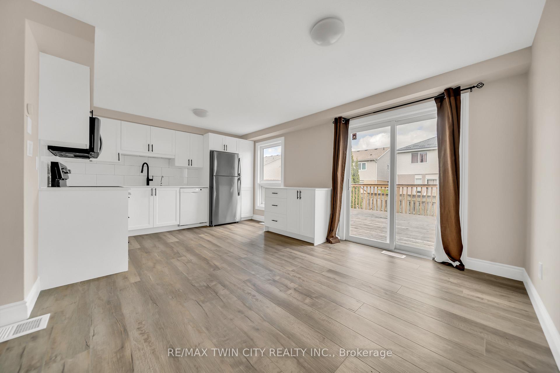 Photo 5 of 124 Donnenwerth Drive, Kitchener — HOMEH