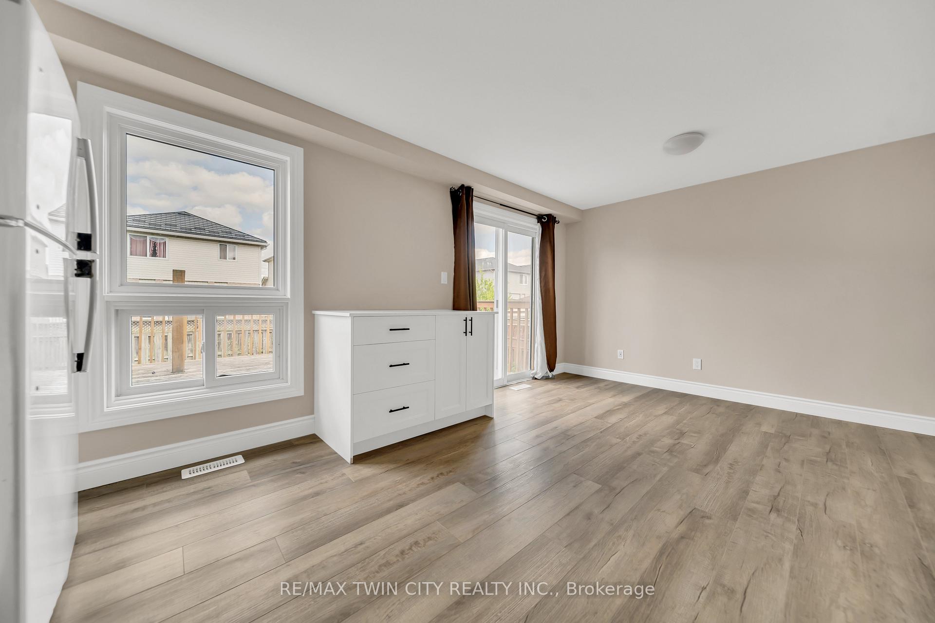 Photo 8 of 124 Donnenwerth Drive, Kitchener — HOMEH