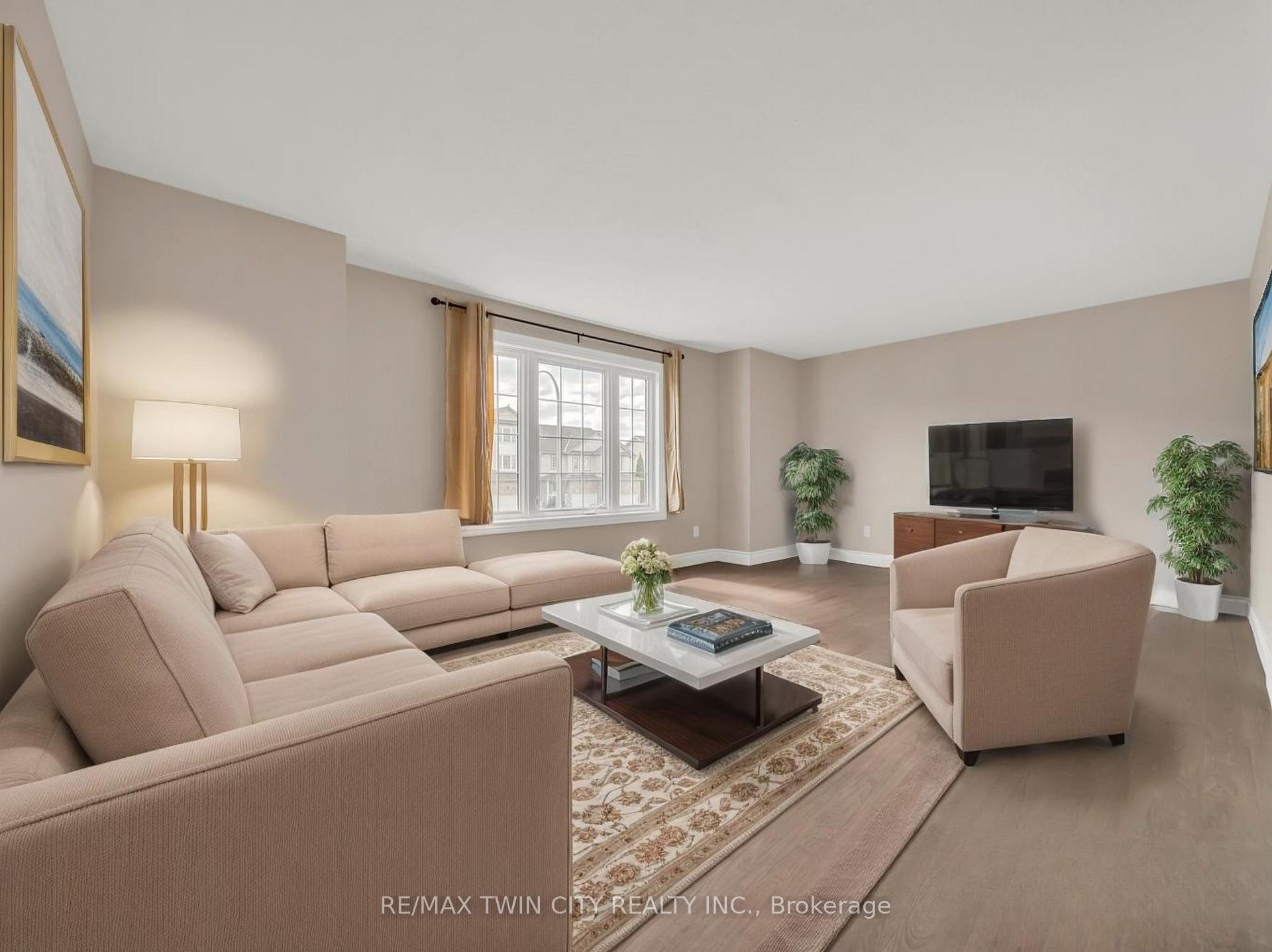 Photo 11 of 124 Donnenwerth Drive, Kitchener — HOMEH