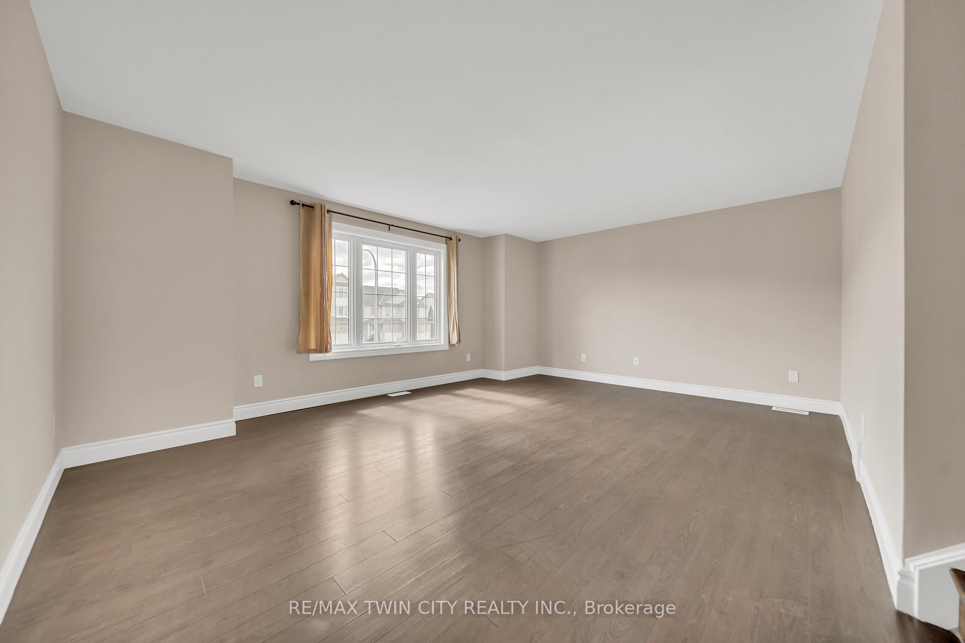 Photo 13 of 124 Donnenwerth Drive, Kitchener — HOMEH
