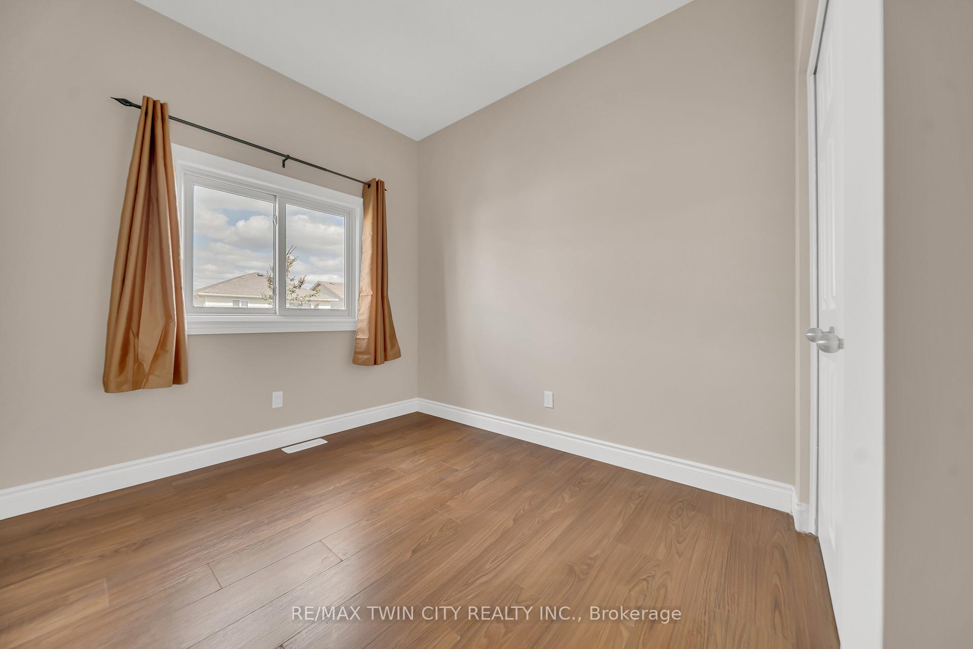 Photo 16 of 124 Donnenwerth Drive, Kitchener — HOMEH