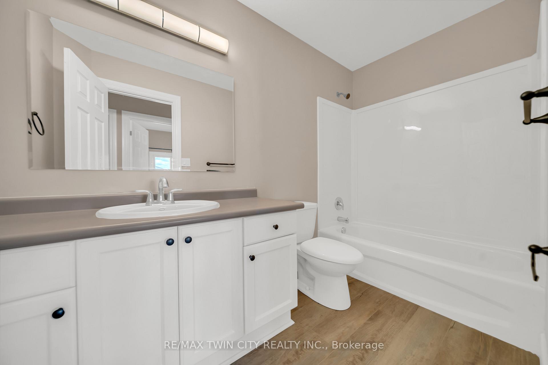 Photo 18 of 124 Donnenwerth Drive, Kitchener — HOMEH