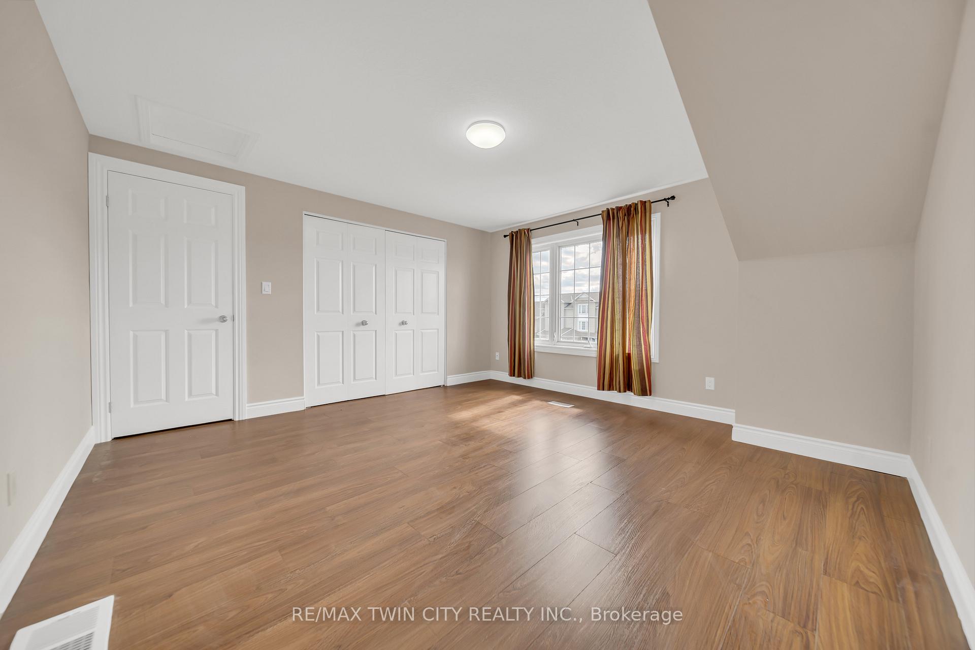 Photo 21 of 124 Donnenwerth Drive, Kitchener — HOMEH