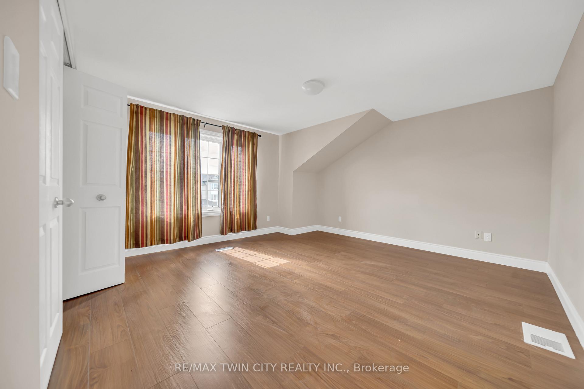 Photo 22 of 124 Donnenwerth Drive, Kitchener — HOMEH
