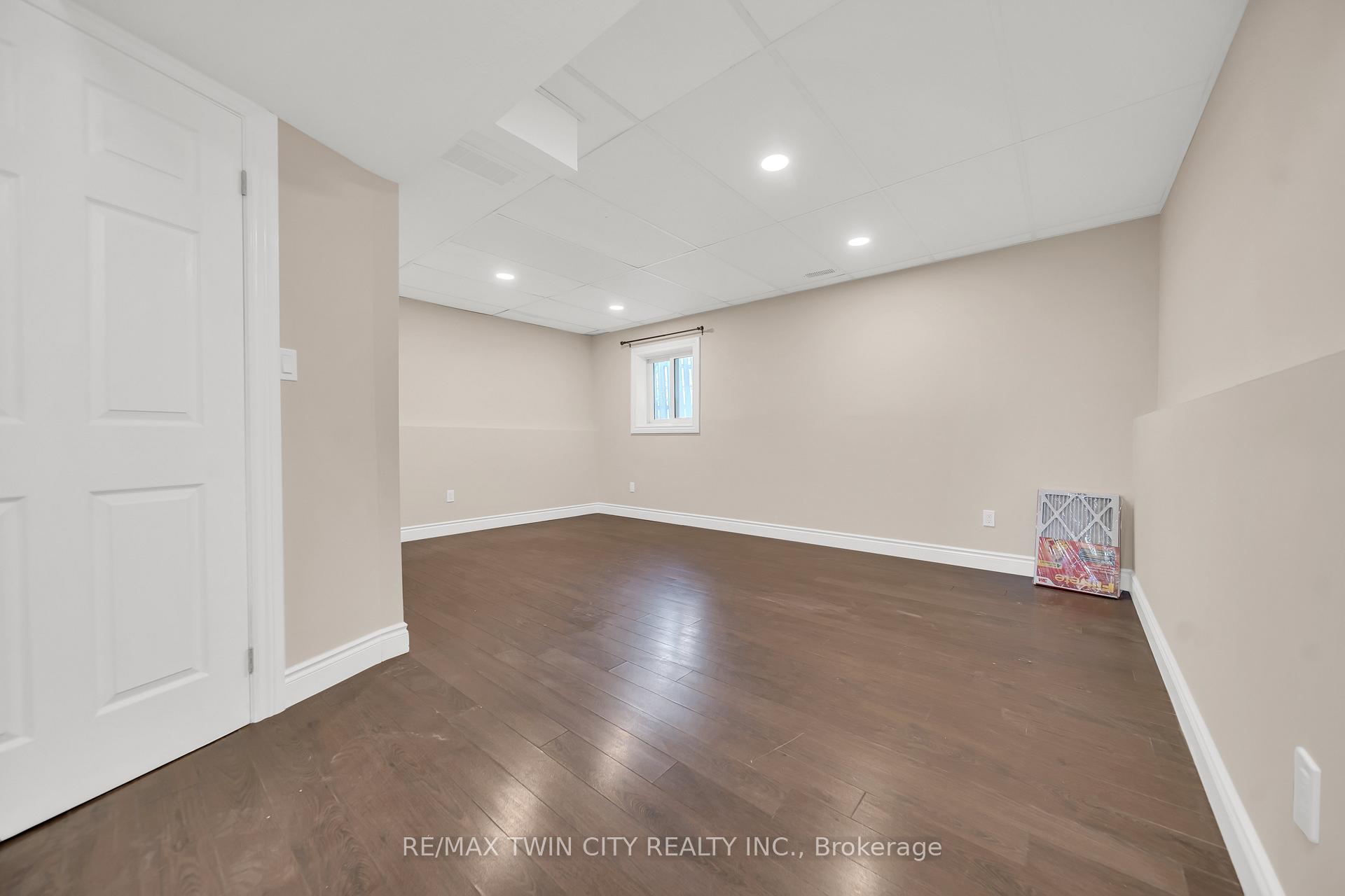 Photo 23 of 124 Donnenwerth Drive, Kitchener — HOMEH