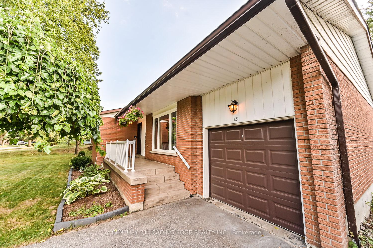 Photo 5 of 18 Sir Constantine Drive, Markham, Markham Village — HOMEH
