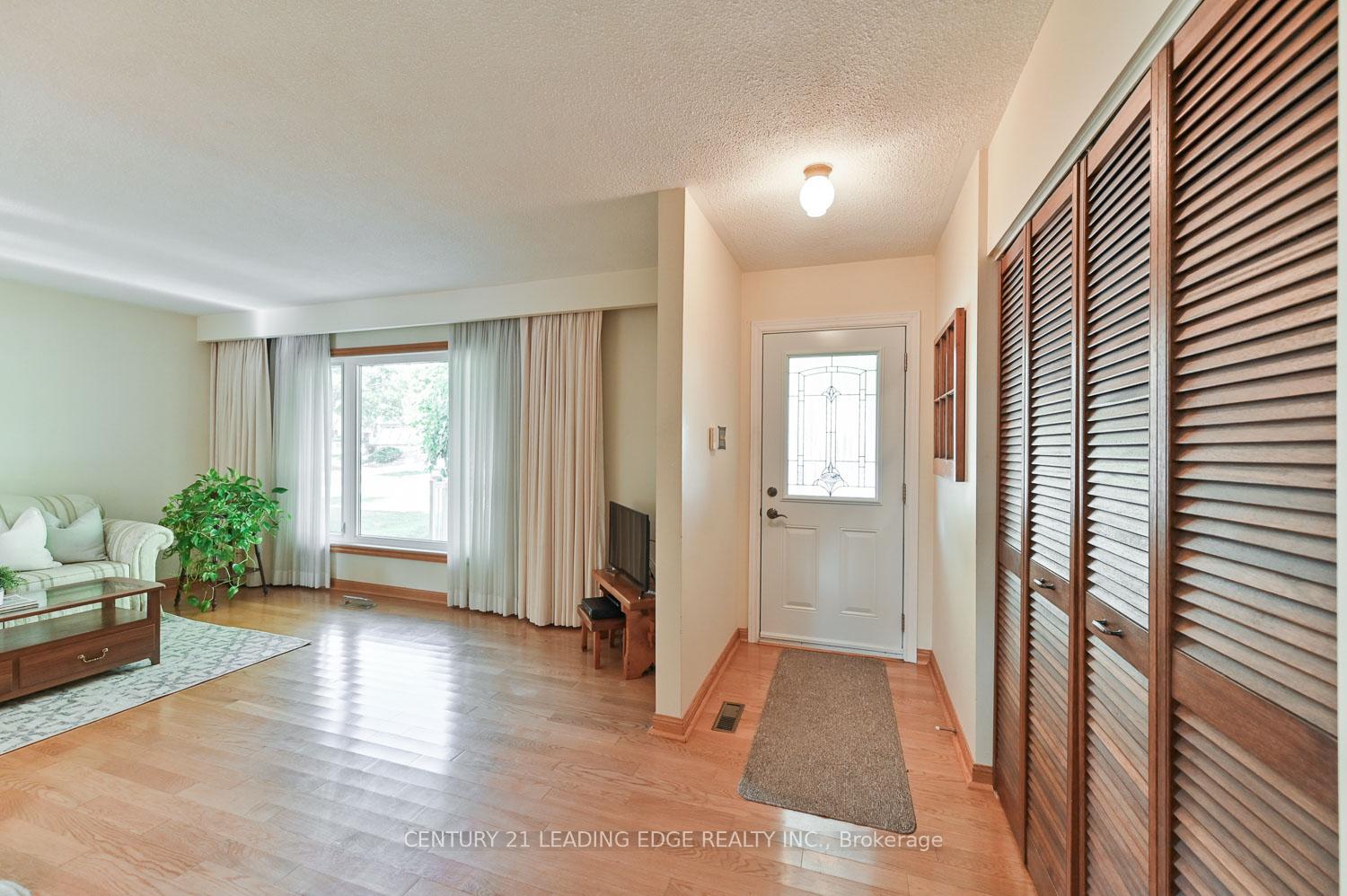 Photo 6 of 18 Sir Constantine Drive, Markham, Markham Village — HOMEH