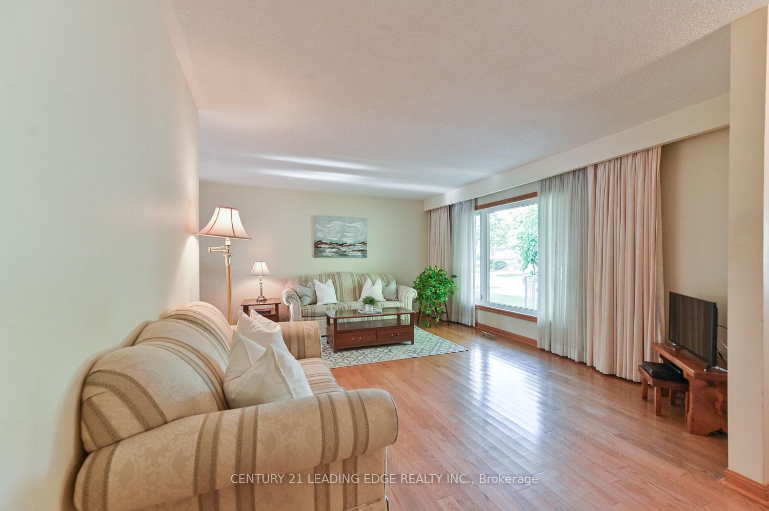 Photo 7 of 18 Sir Constantine Drive, Markham, Markham Village — HOMEH