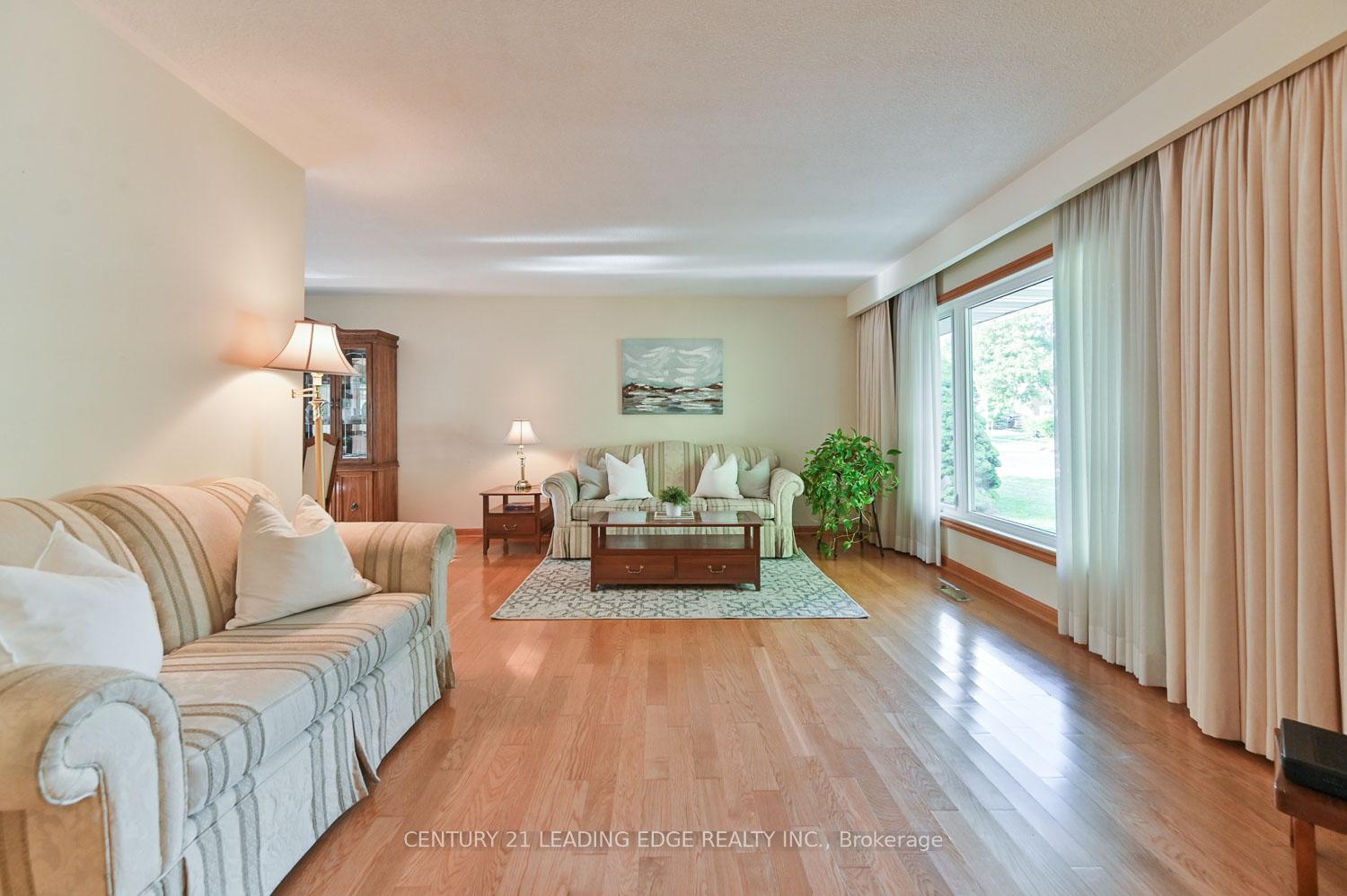 Photo 9 of 18 Sir Constantine Drive, Markham, Markham Village — HOMEH