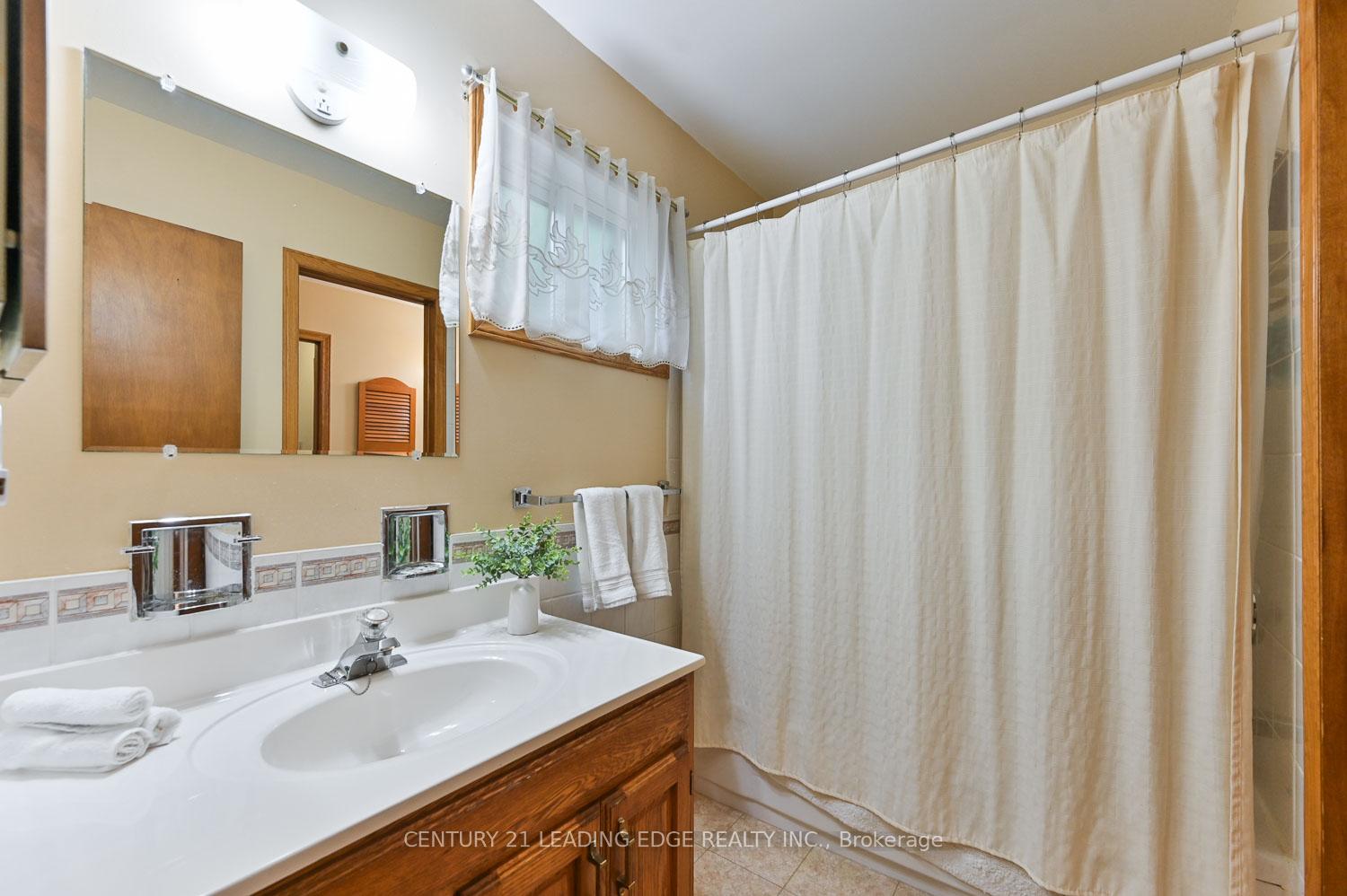Photo 19 of 18 Sir Constantine Drive, Markham, Markham Village — HOMEH