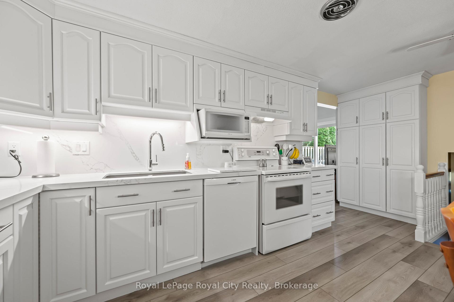 Photo 10 of 385 Heritage Drive, Kitchener — HOMEH