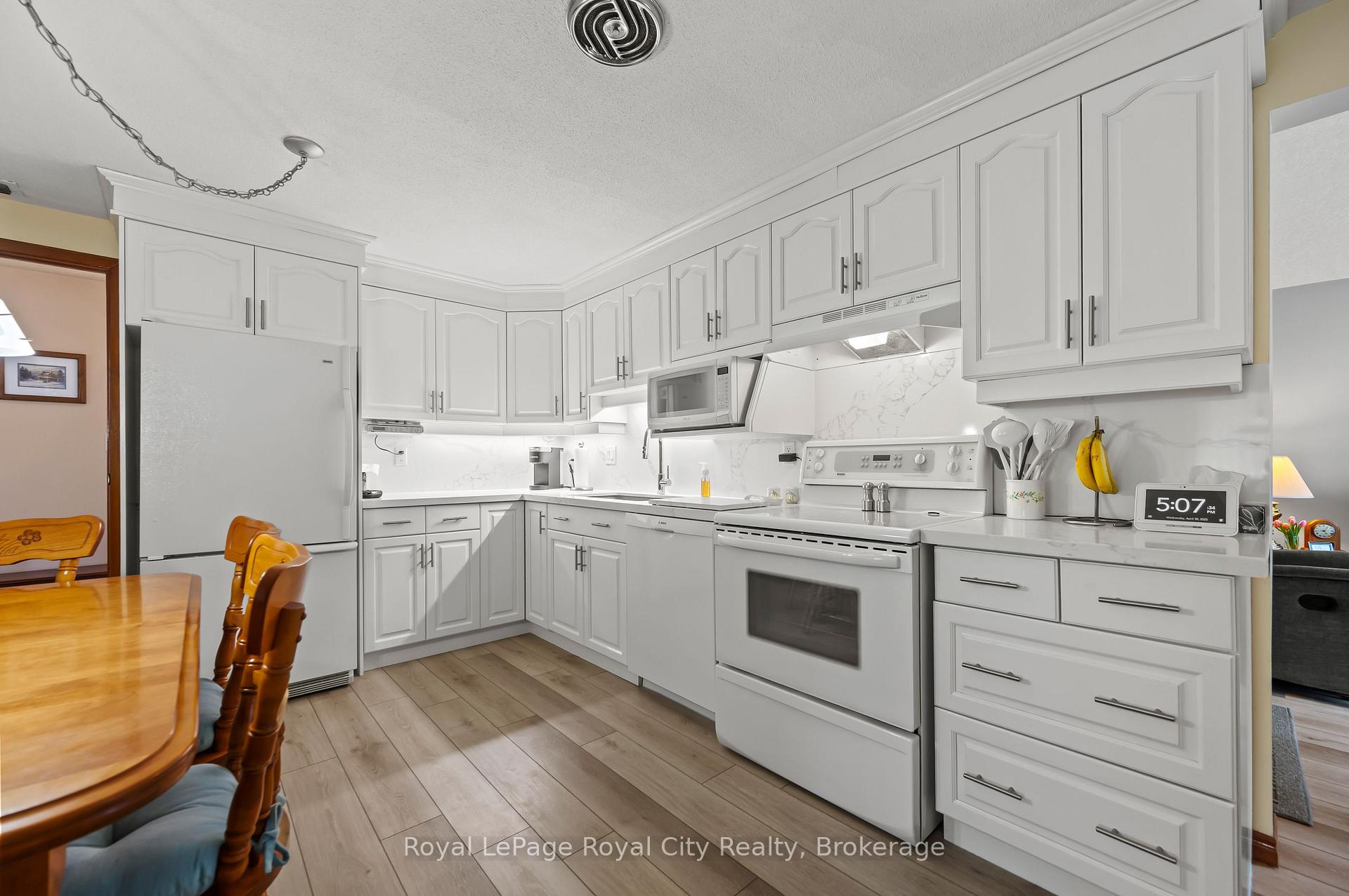 Photo 11 of 385 Heritage Drive, Kitchener — HOMEH