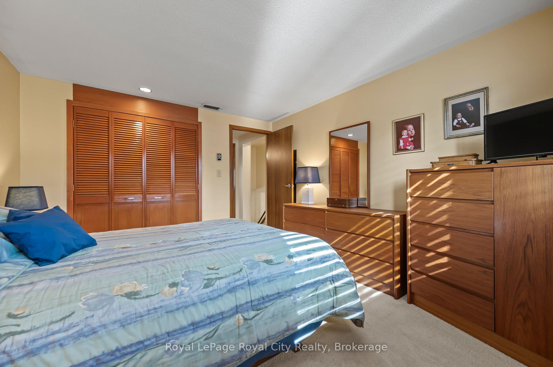 Photo 18 of 385 Heritage Drive, Kitchener — HOMEH