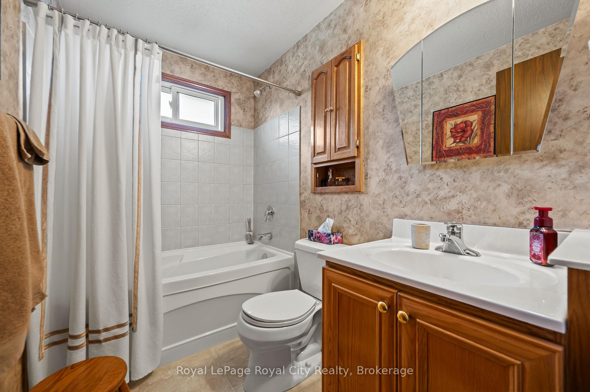 Photo 22 of 385 Heritage Drive, Kitchener — HOMEH