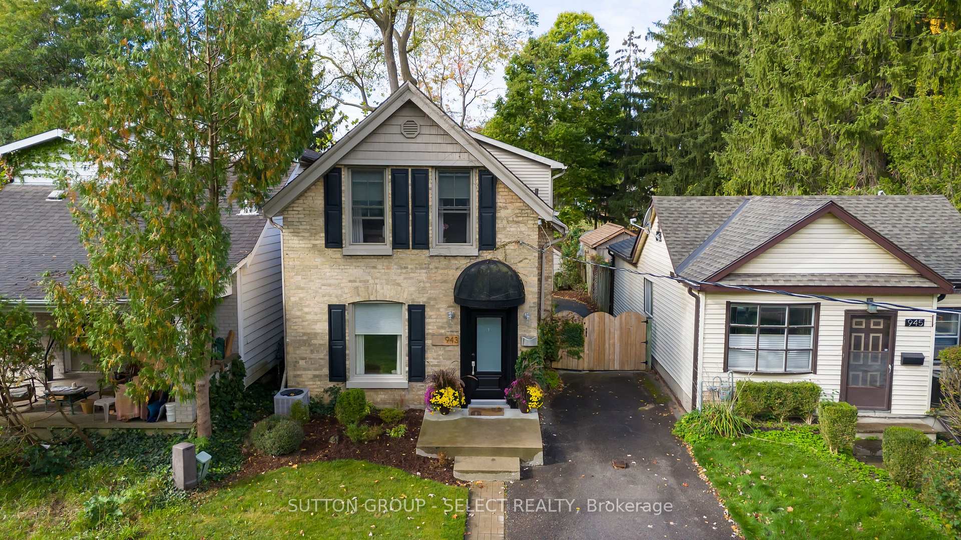 Front of 943 Colborne Street