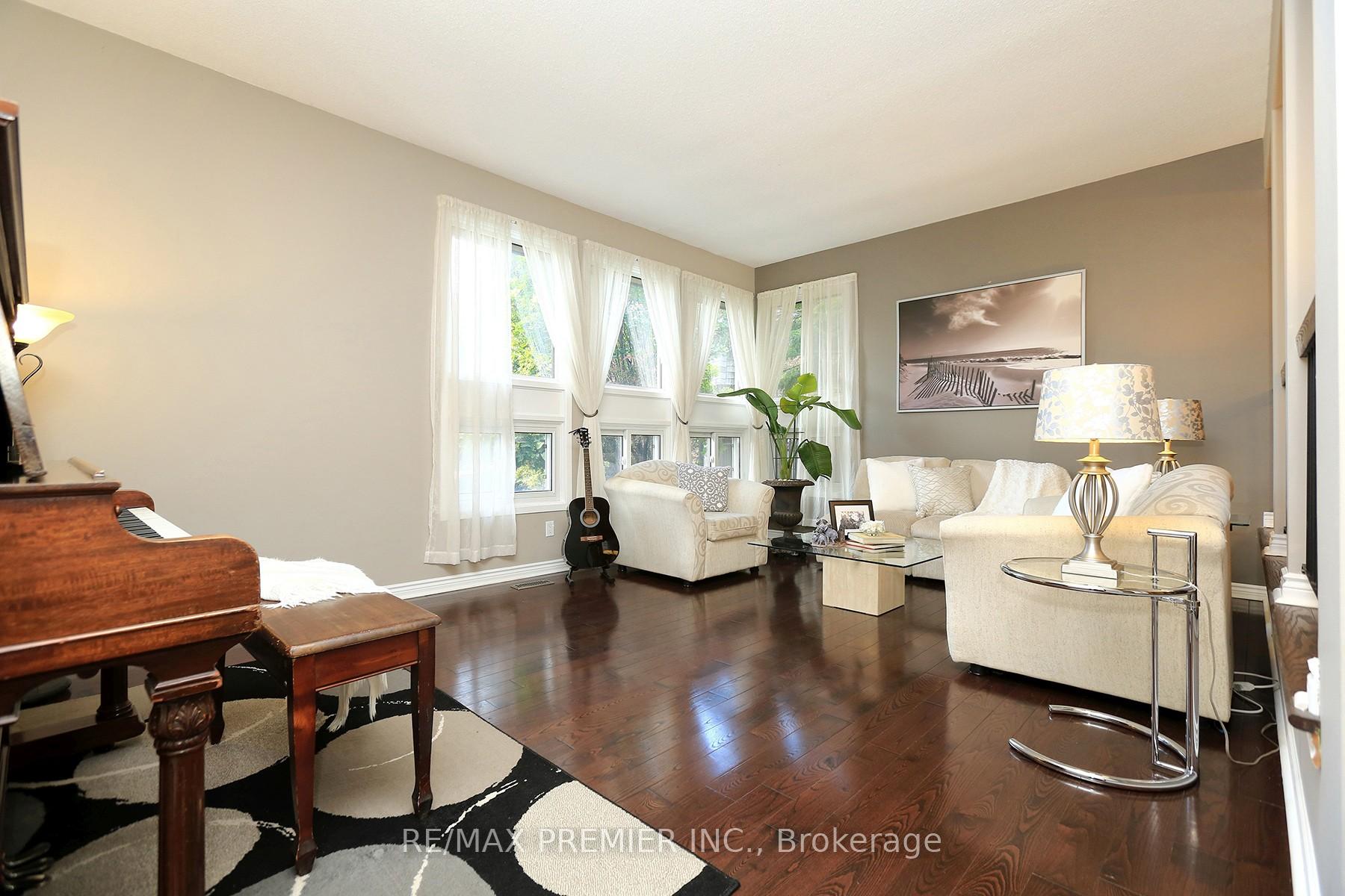 Photo 3 of 70 Captain Rolph Court, Markham, Markham Village — HOMEH