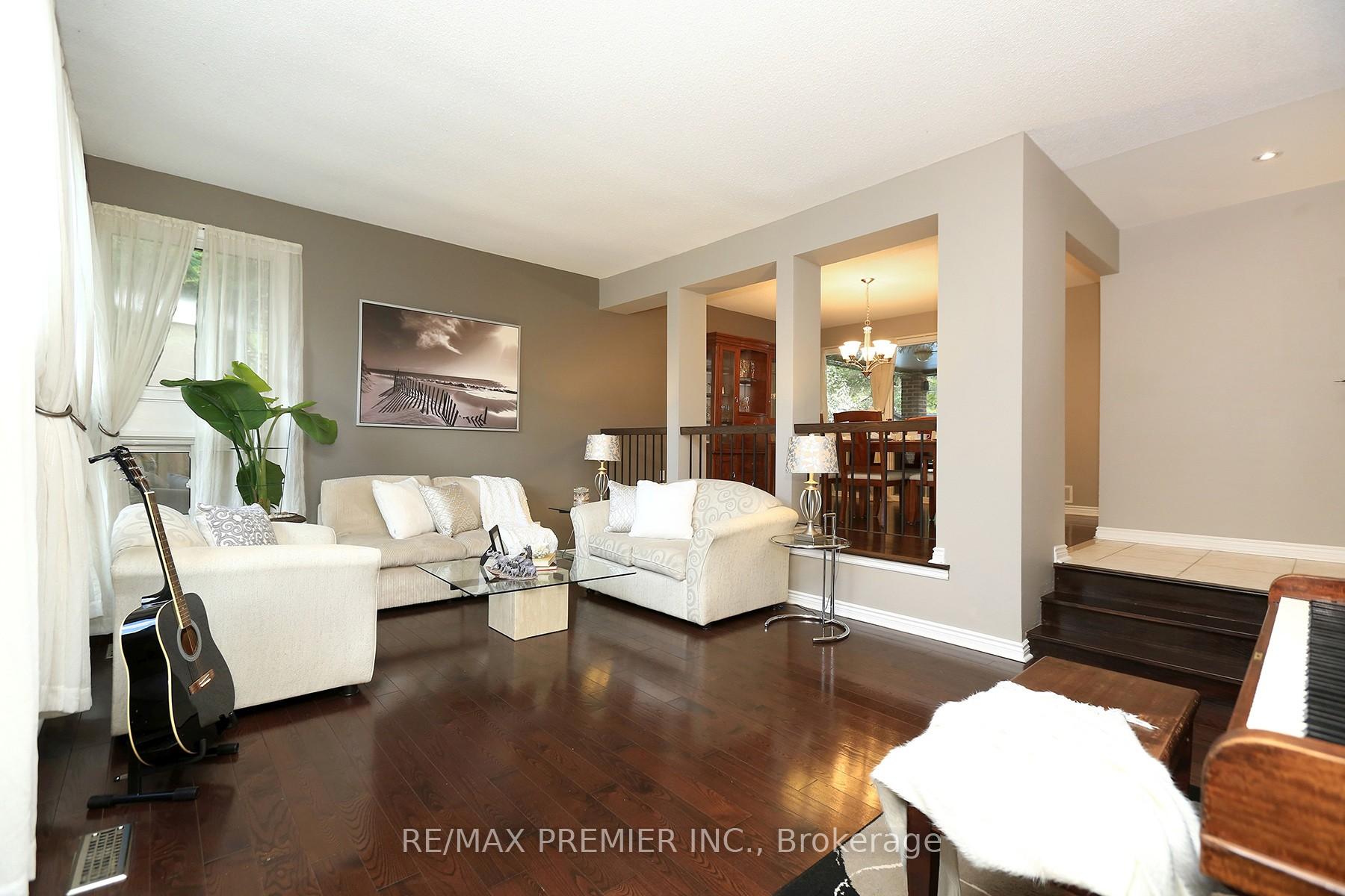 Photo 4 of 70 Captain Rolph Court, Markham, Markham Village — HOMEH