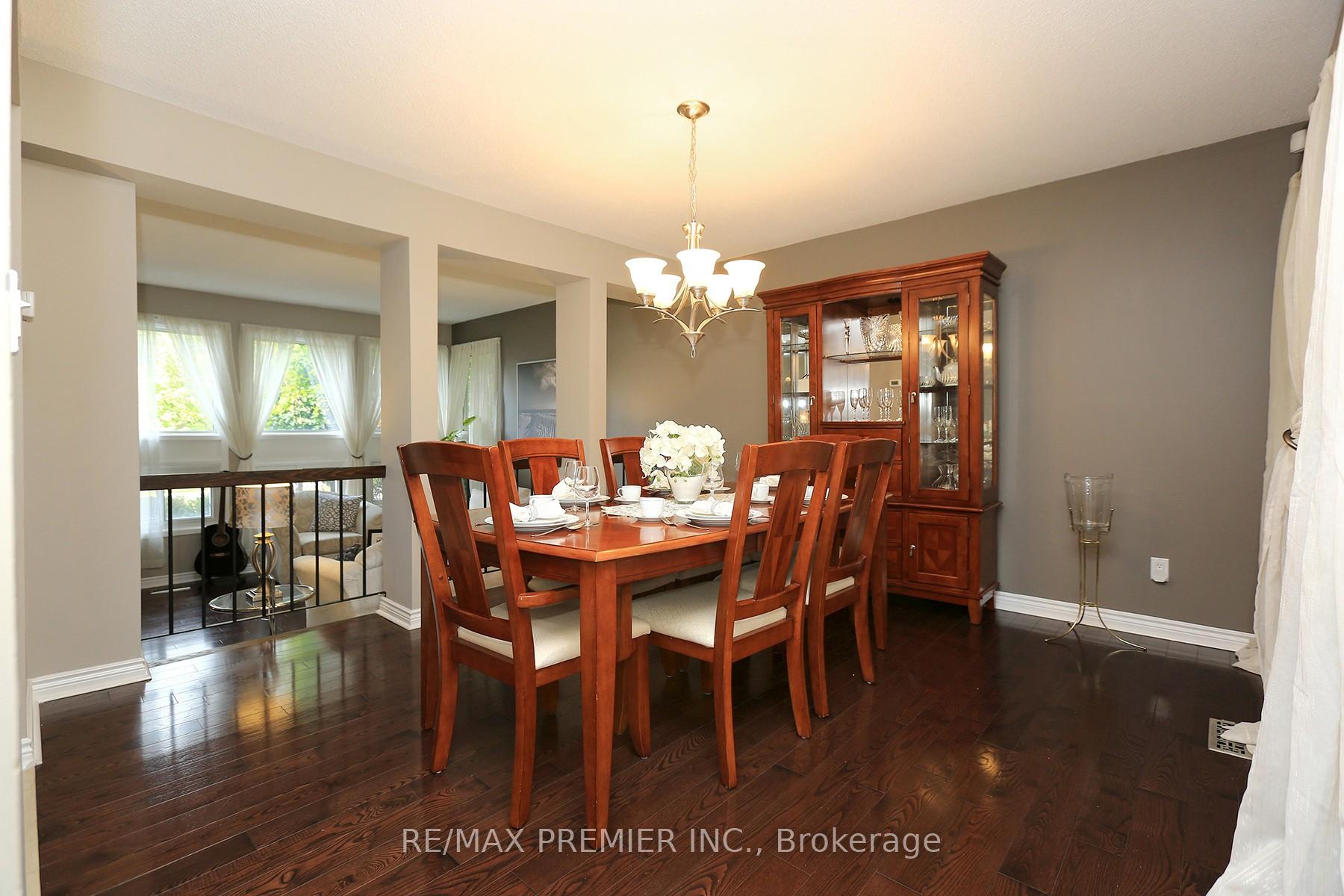 Photo 5 of 70 Captain Rolph Court, Markham, Markham Village — HOMEH