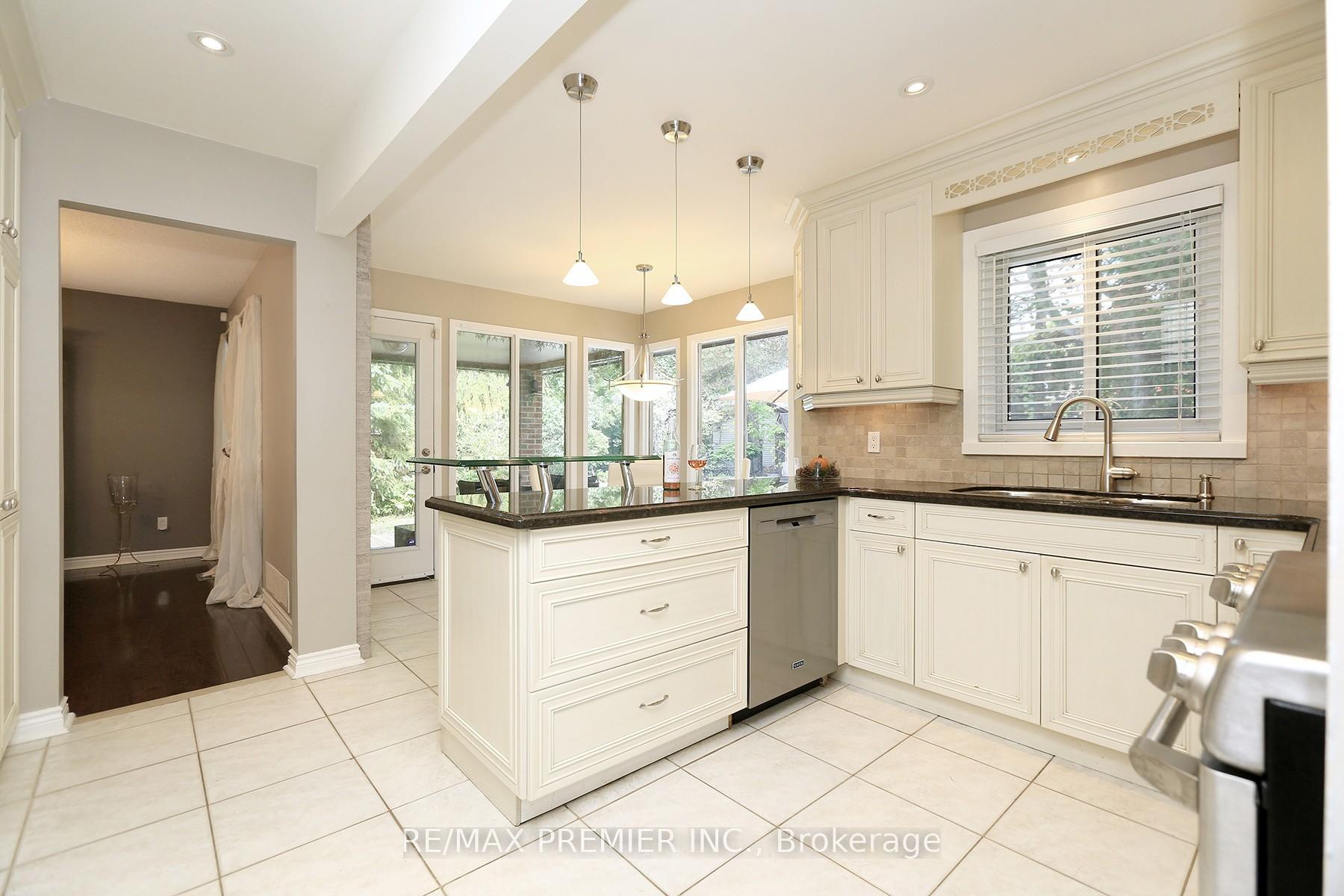 Photo 6 of 70 Captain Rolph Court, Markham, Markham Village — HOMEH