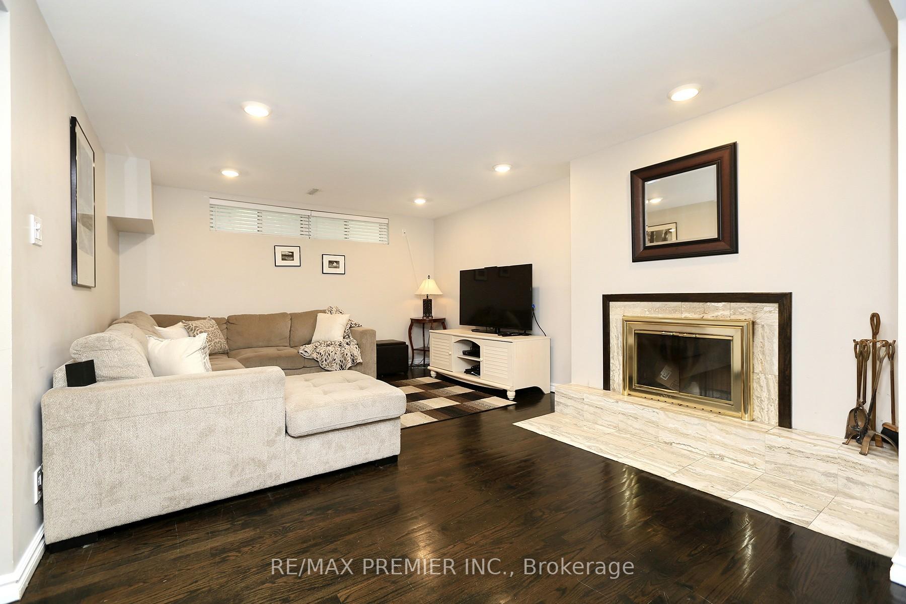 Photo 23 of 70 Captain Rolph Court, Markham, Markham Village — HOMEH