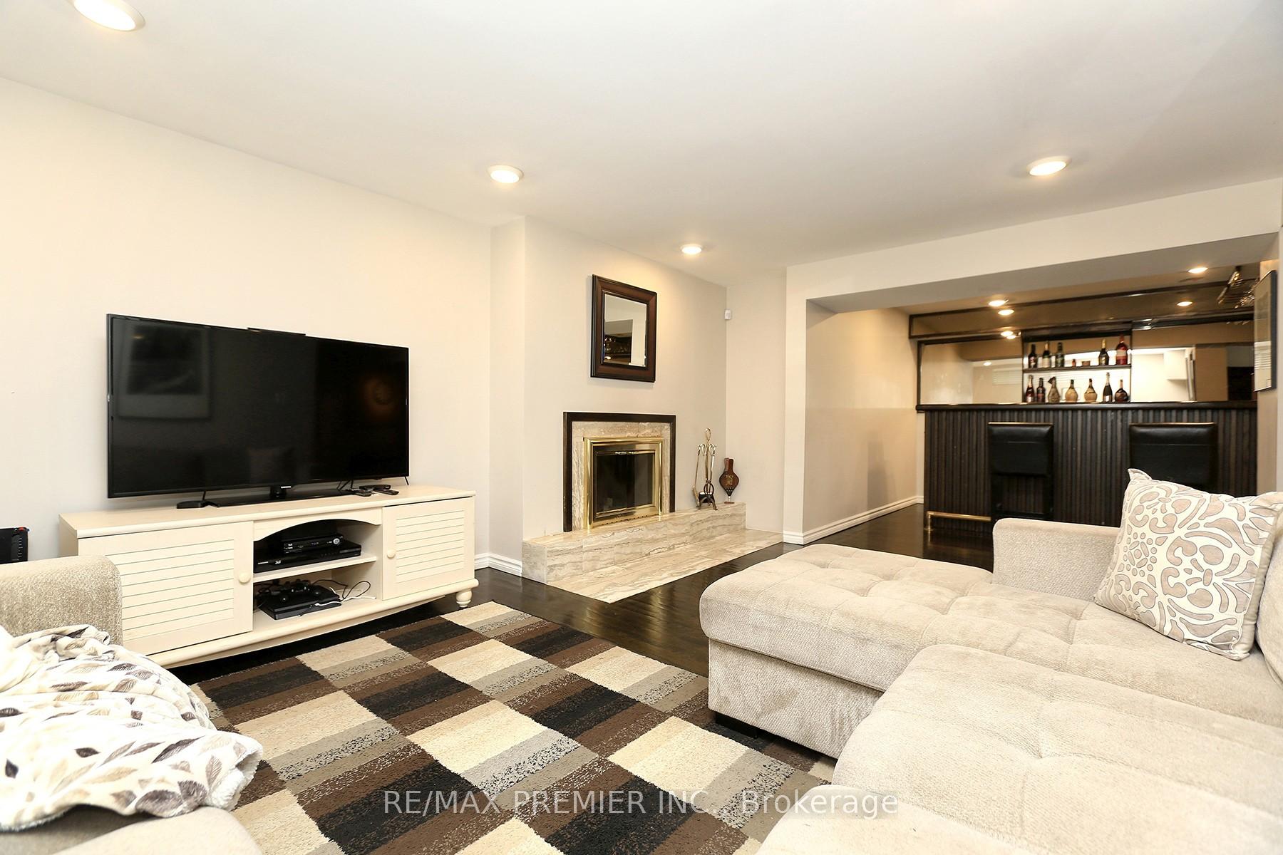 Photo 24 of 70 Captain Rolph Court, Markham, Markham Village — HOMEH