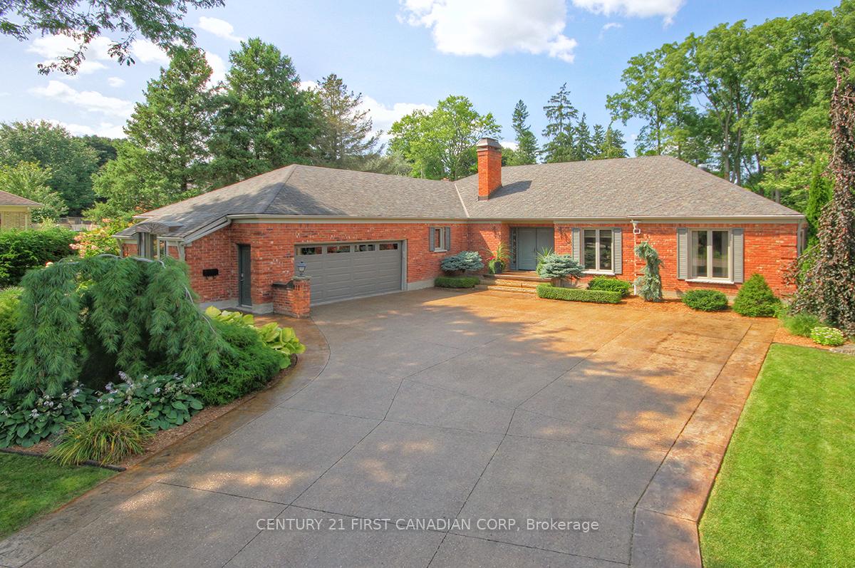 Front of 811 Clearview Crescent