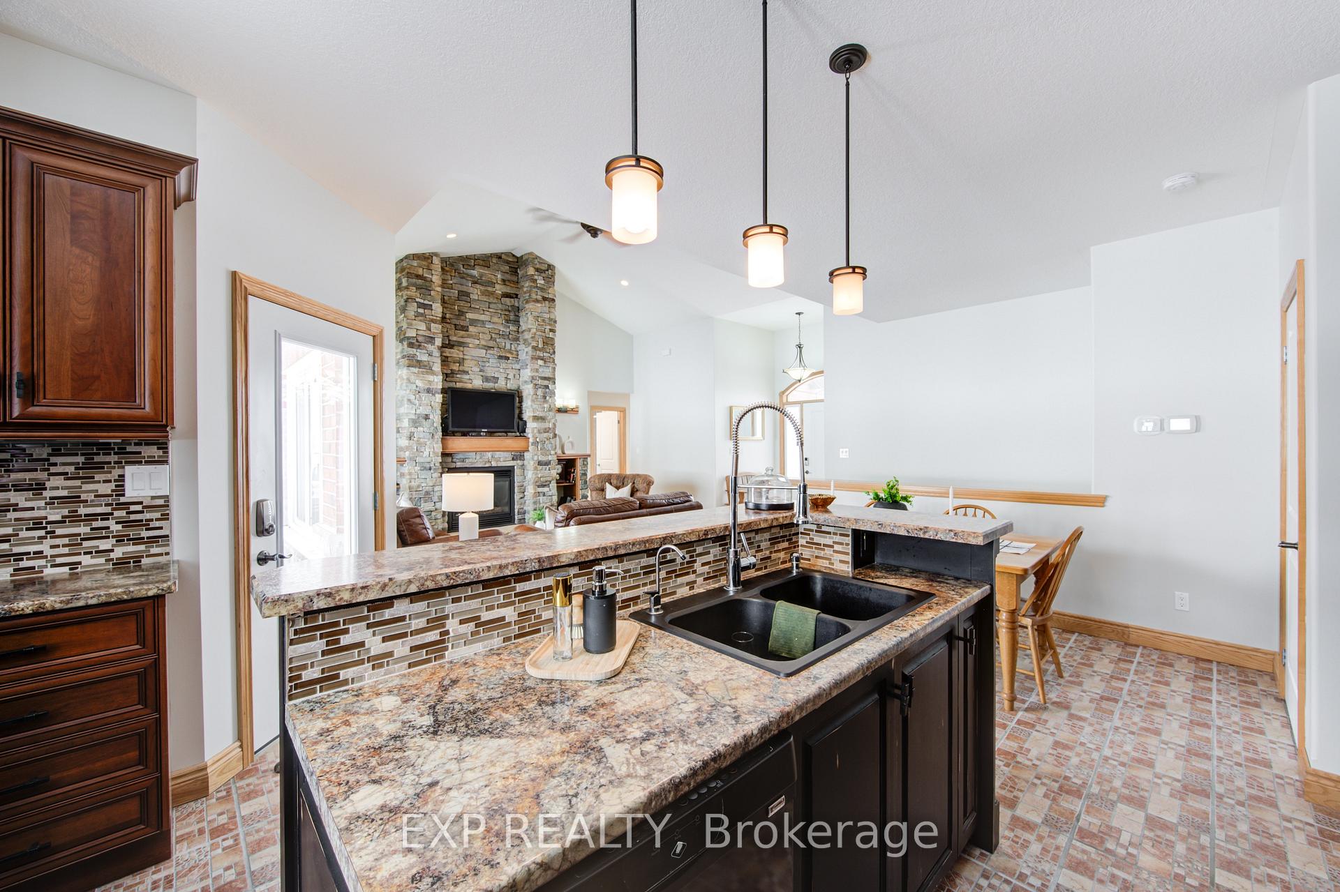 Photo 10 of 103 Robertson Street S, Minto — HOMEH