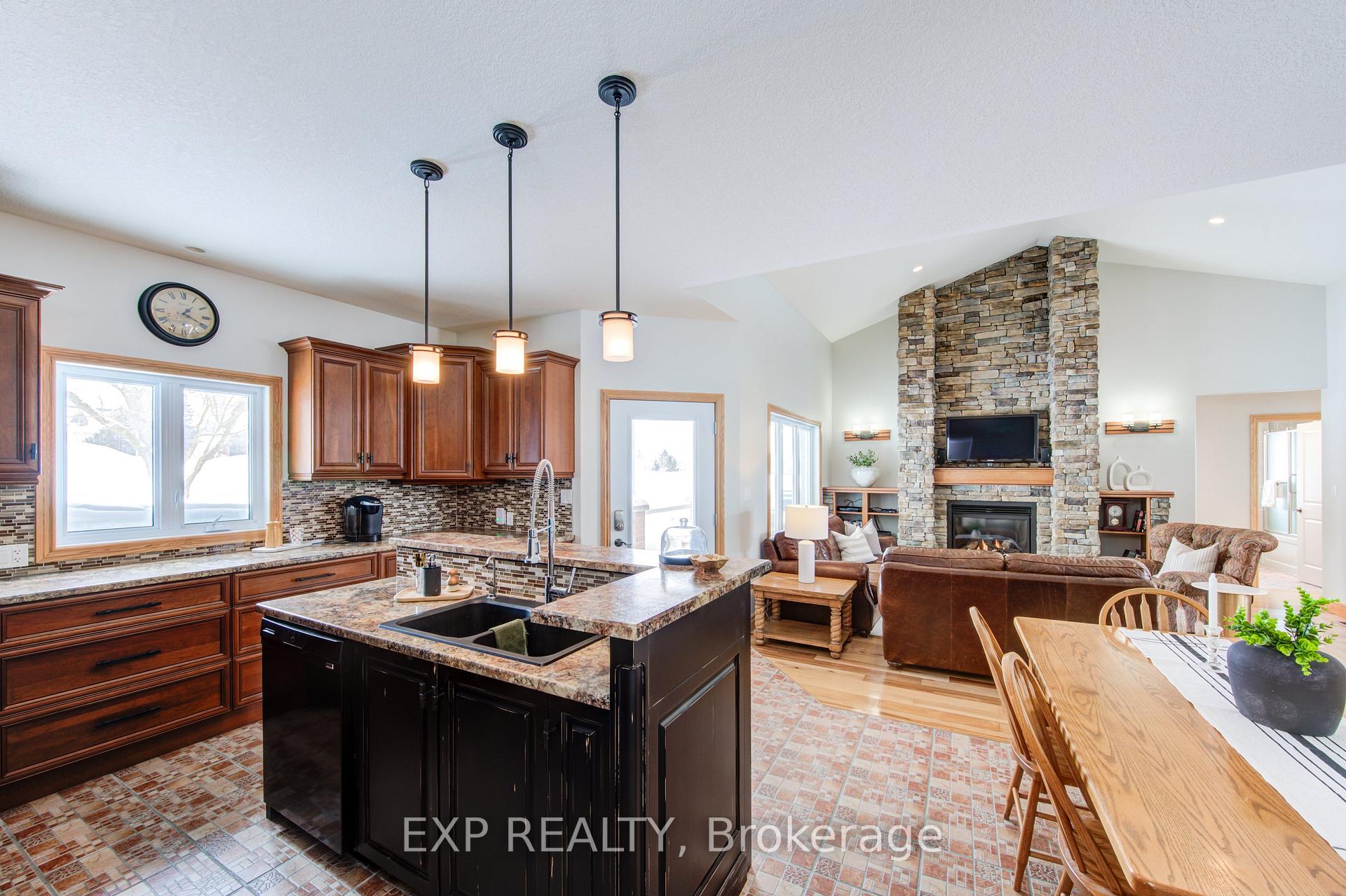 Photo 11 of 103 Robertson Street S, Minto — HOMEH