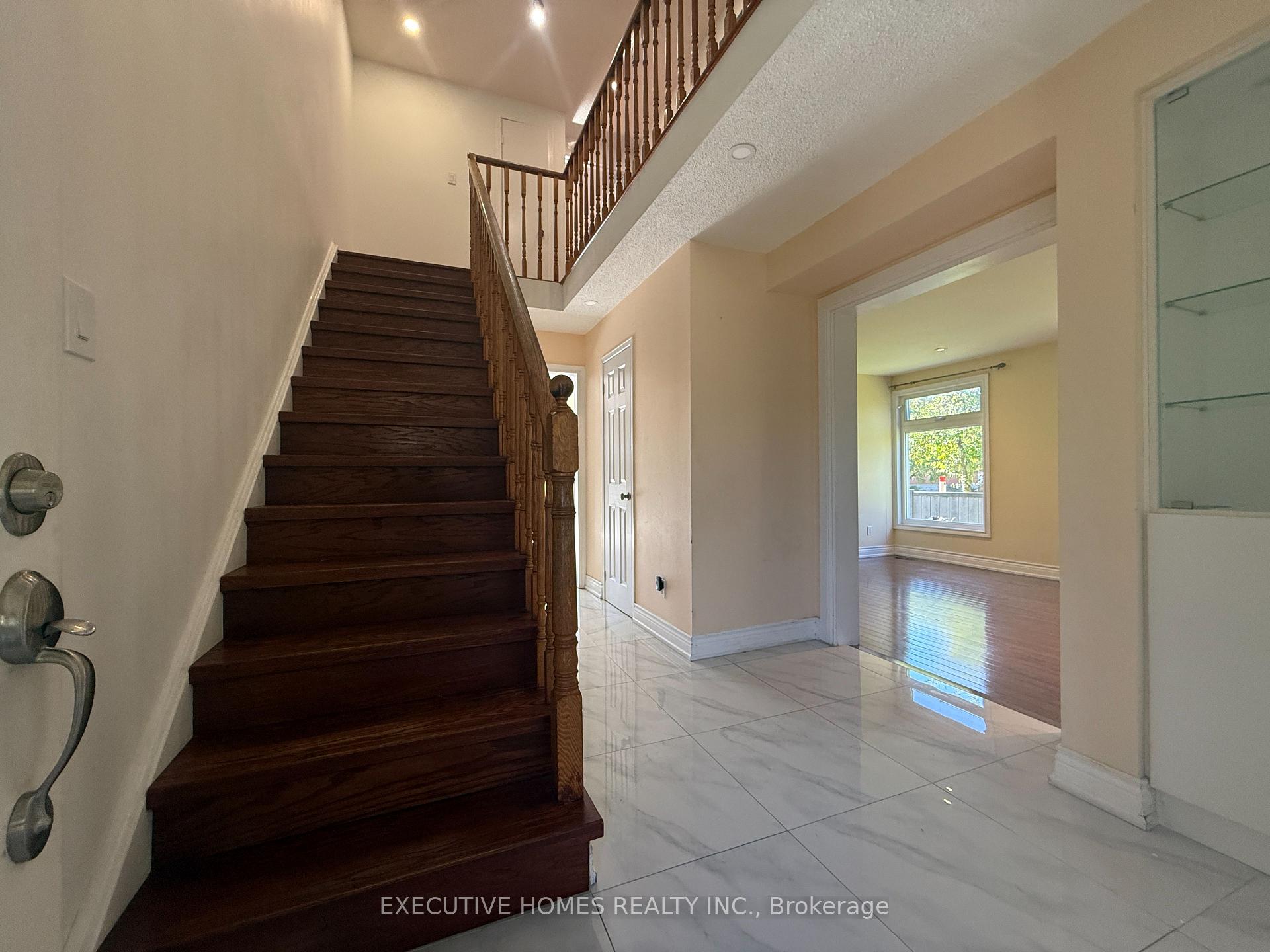 Photo 4 of 53 Chase Court, Markham, Milliken Mills East — HOMEH