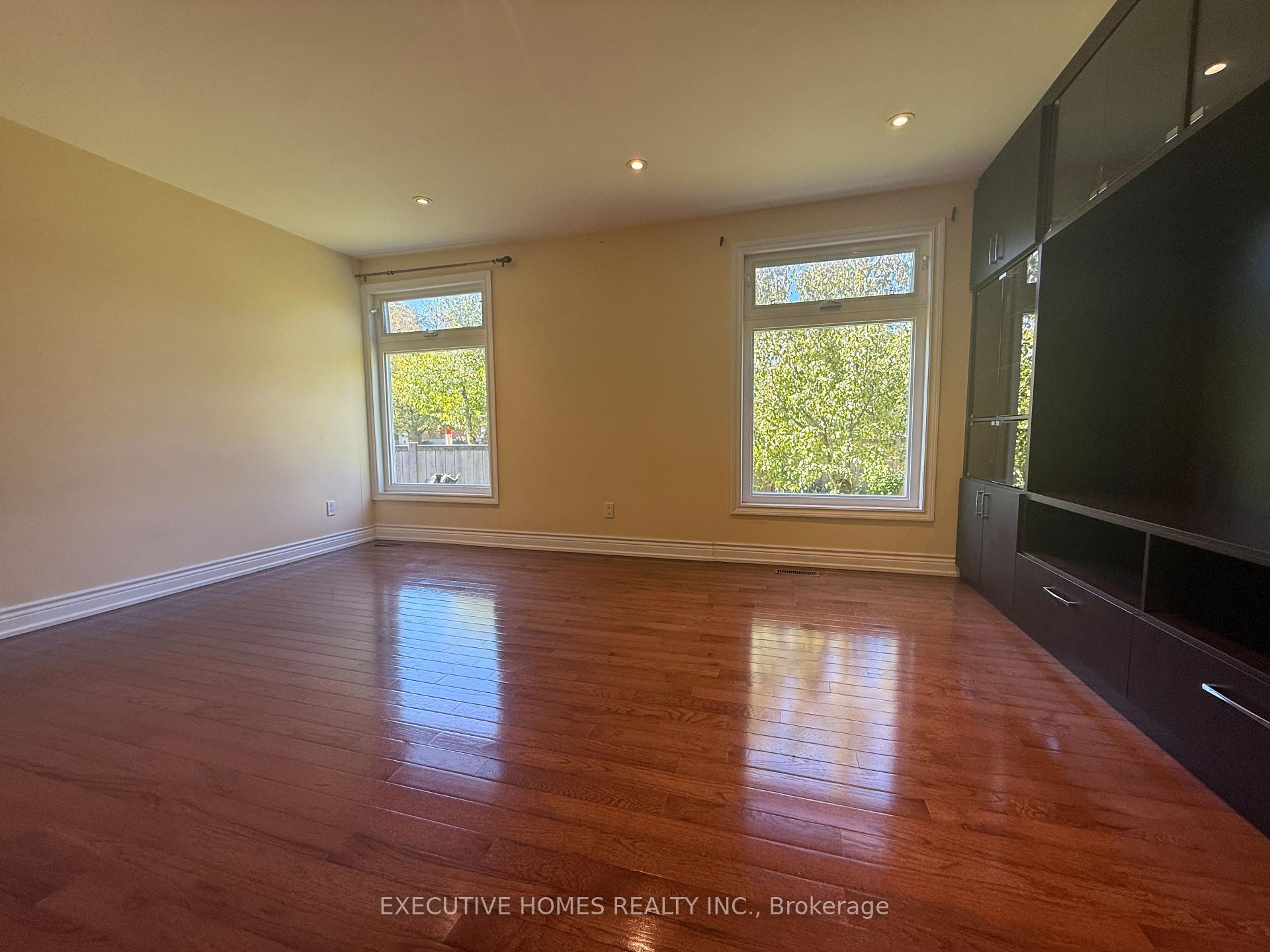 Photo 5 of 53 Chase Court, Markham, Milliken Mills East — HOMEH