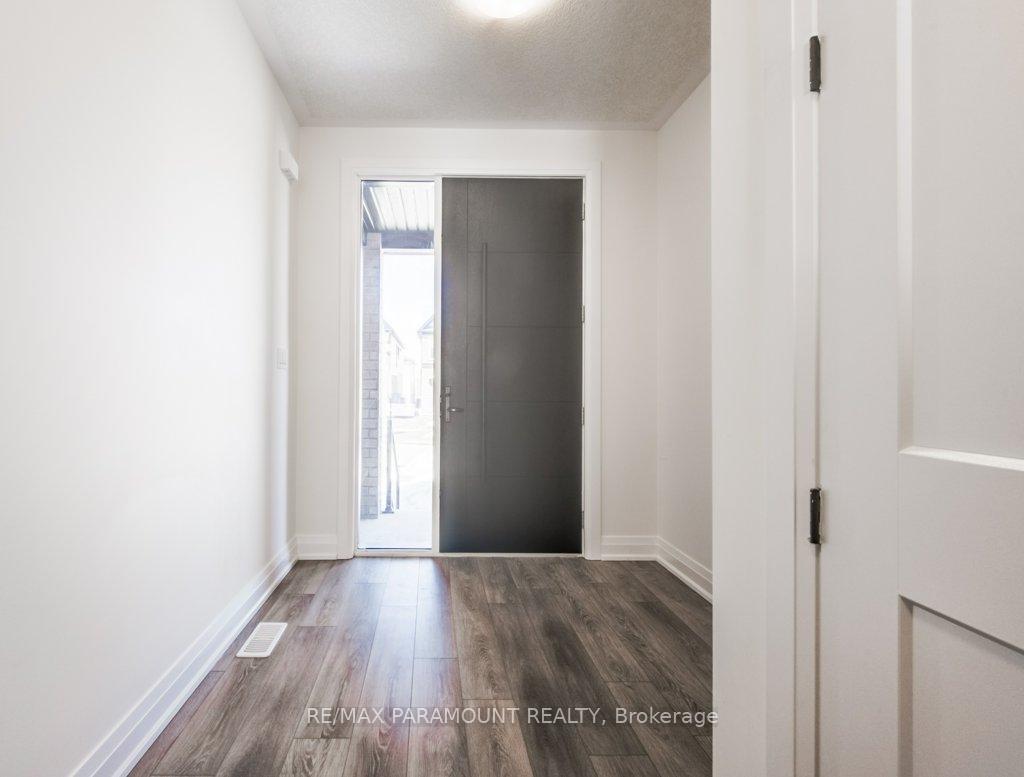 Photo 4 of 19 Jacob Detweiller Drive, Kitchener — HOMEH