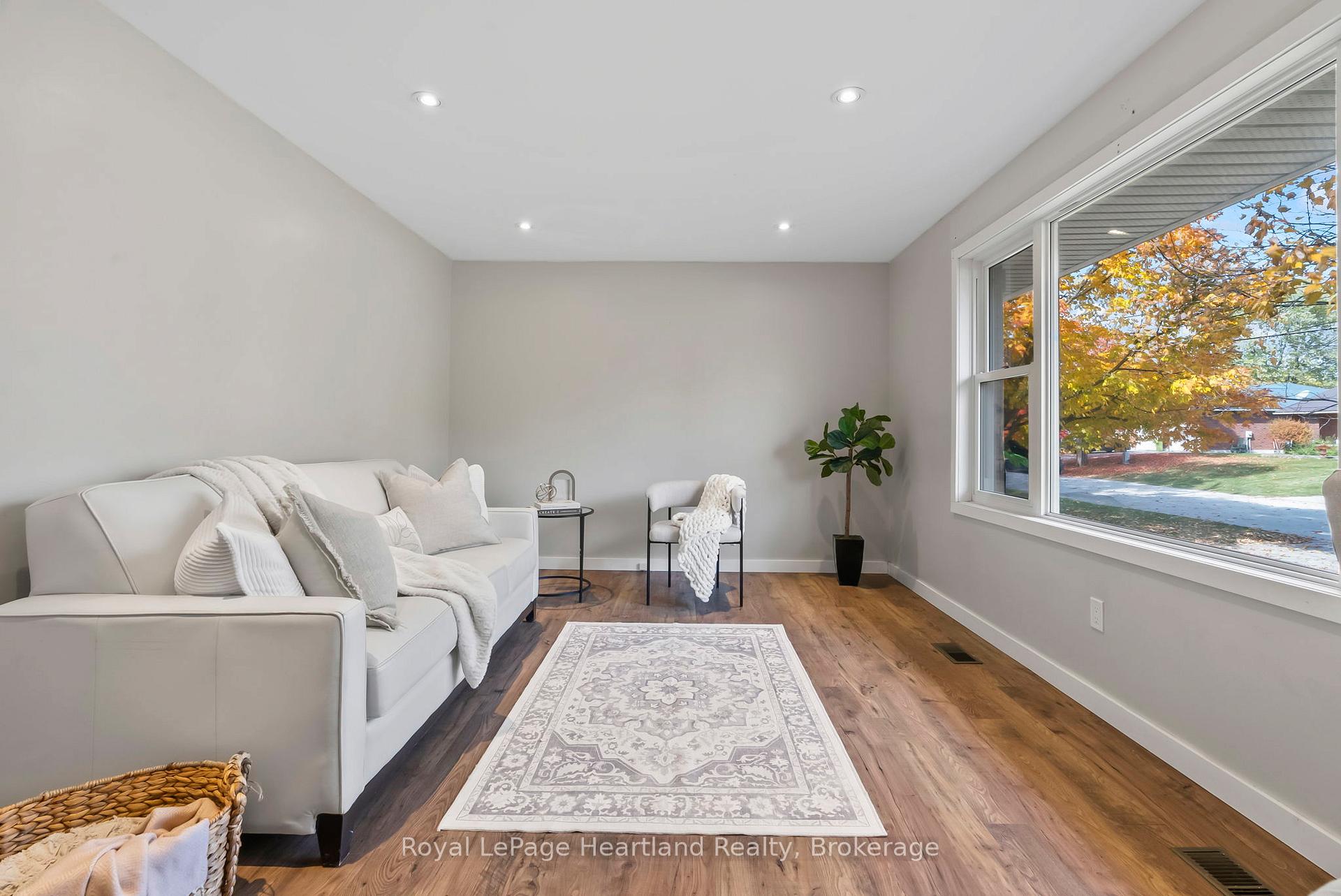 Photo 14 of 87 George Street N, Minto — HOMEH