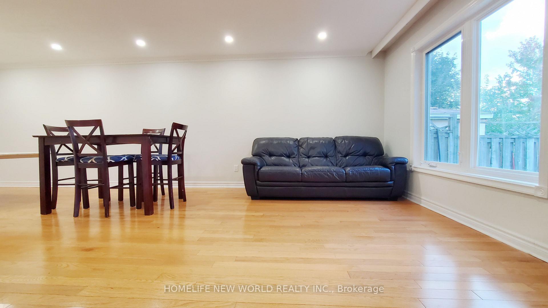 Photo 4 of 22 Mary Pearson Drive, Markham, Middlefield — HOMEH