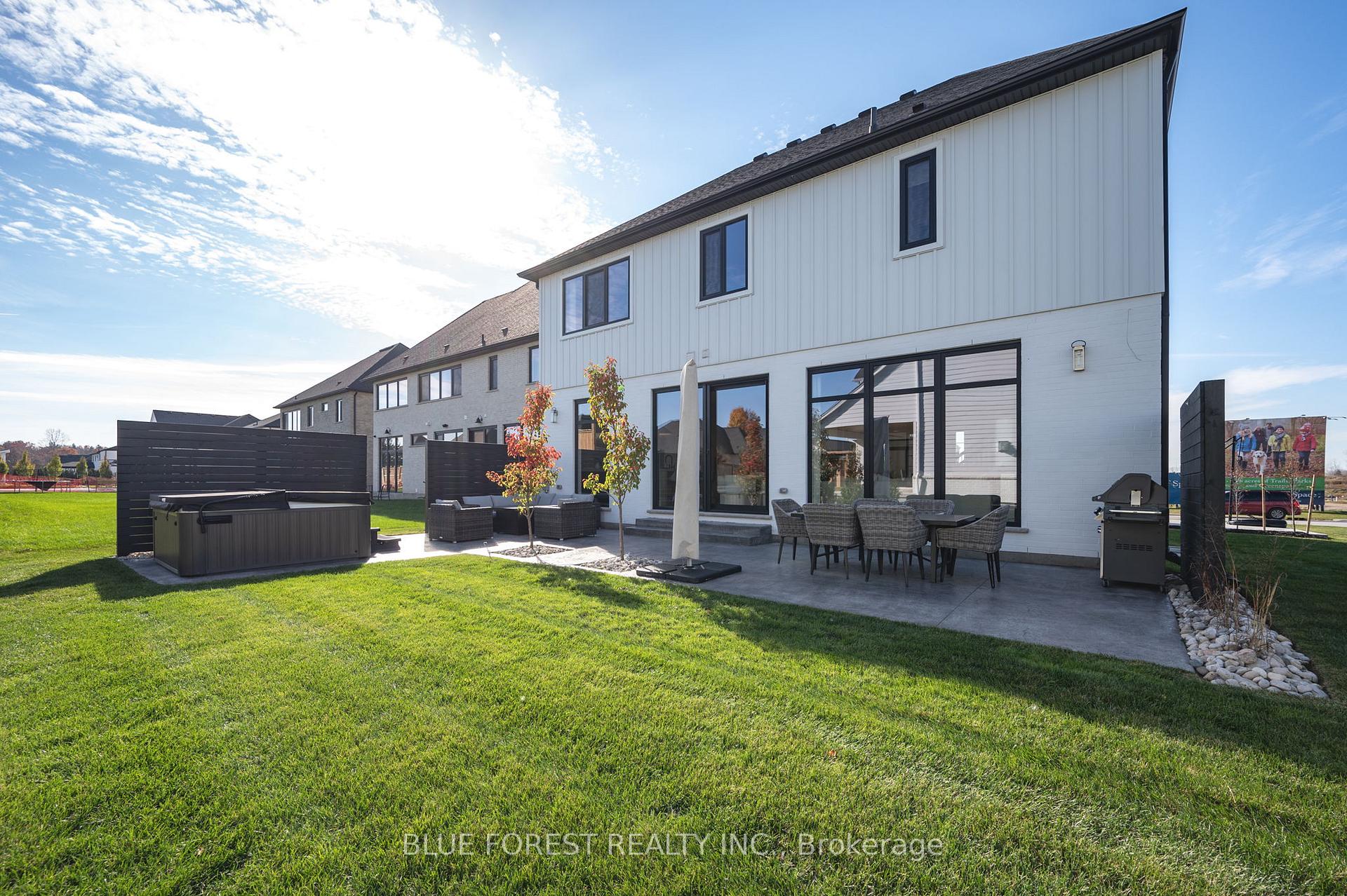 Photo 3 of 102 Edgewater Boulevard, Middlesex Centre, Kilworth — HOMEH