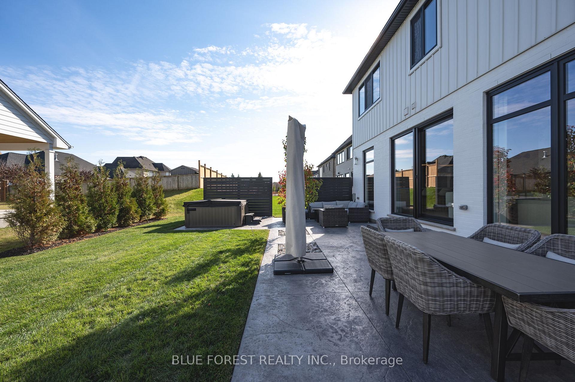Photo 4 of 102 Edgewater Boulevard, Middlesex Centre, Kilworth — HOMEH