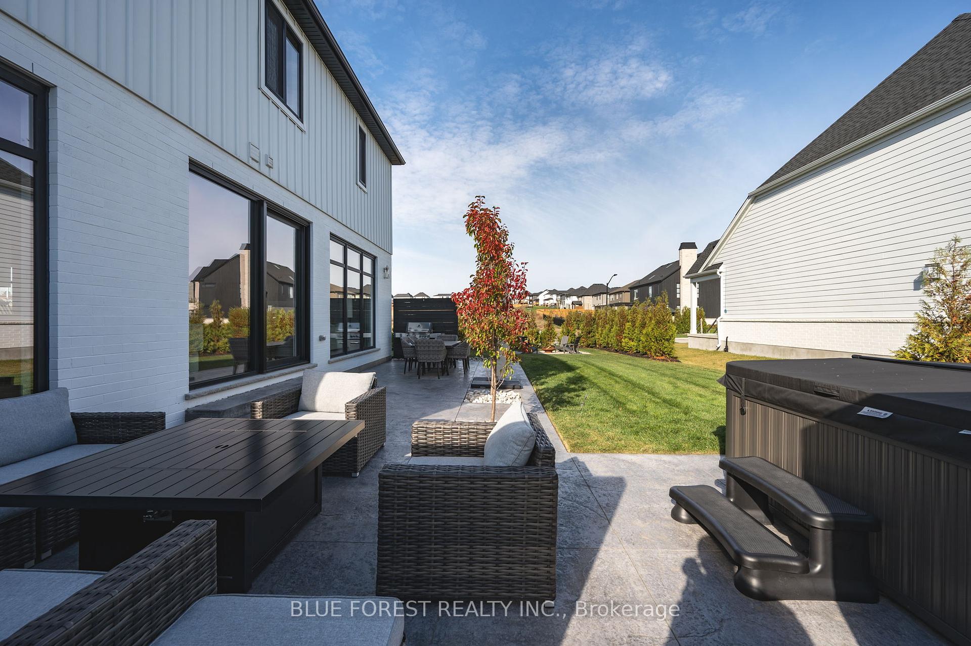 Photo 5 of 102 Edgewater Boulevard, Middlesex Centre, Kilworth — HOMEH